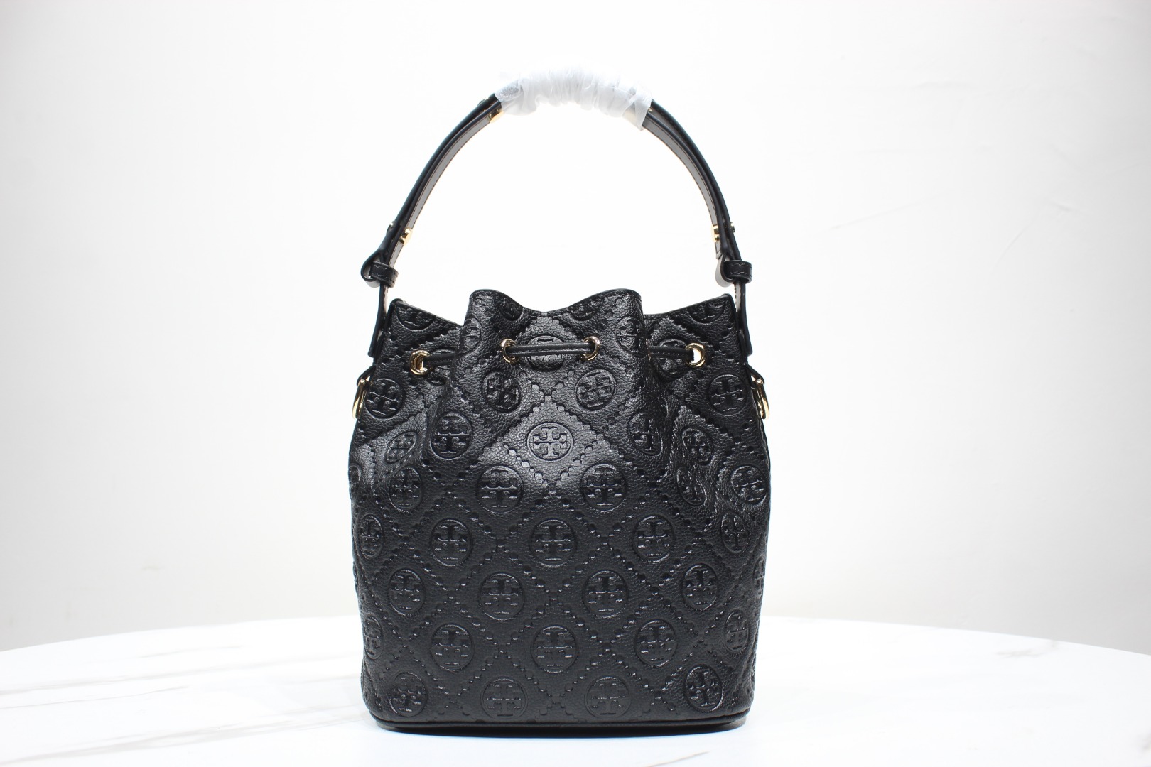 Tory Burch ToryBurch全新压纹抽绳水桶包 双T logo 压印花纹 层次感十足 桶包版型设计