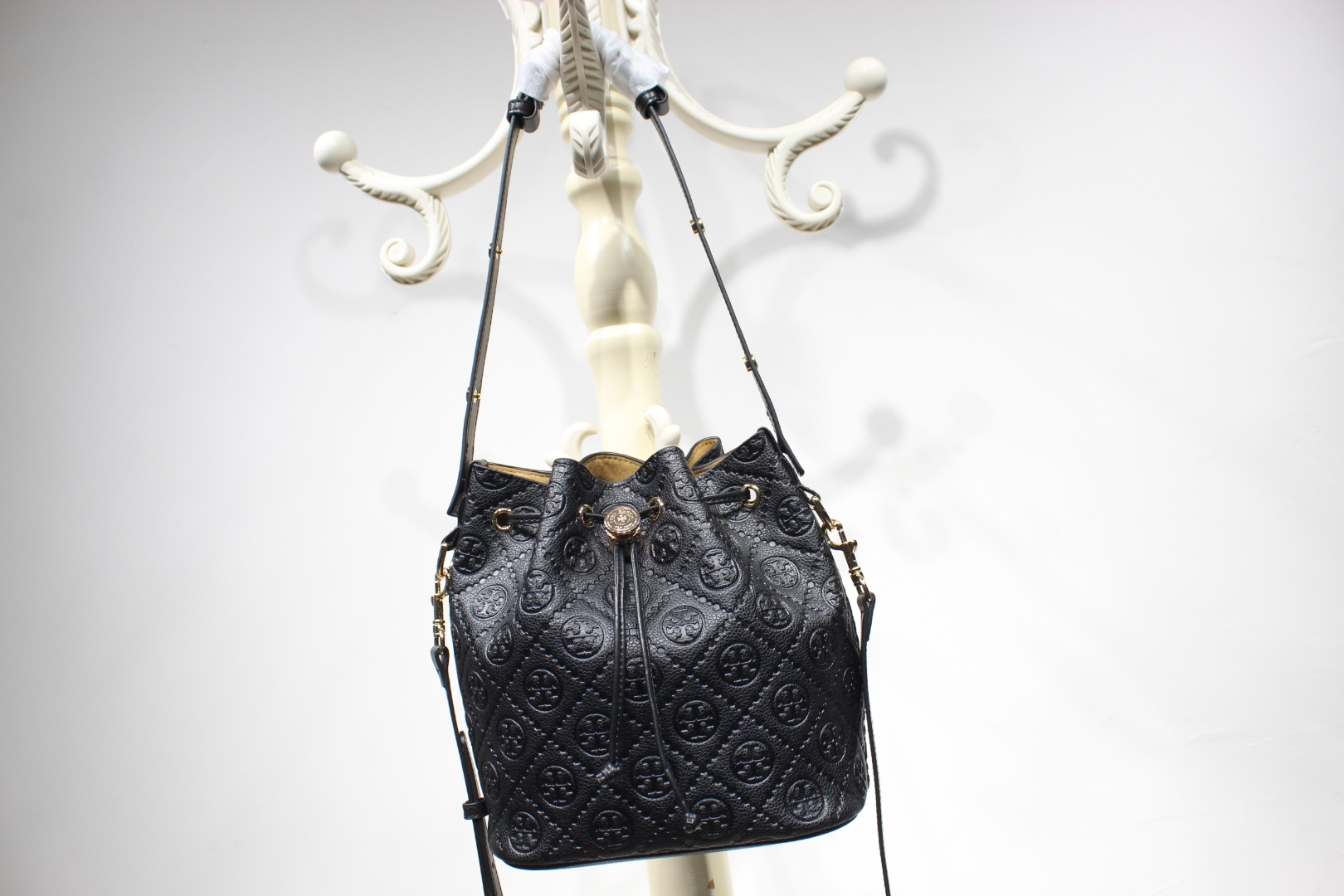 Tory Burch ToryBurch全新压纹抽绳水桶包 双T logo 压印花纹 层次感十足 桶包版型设计