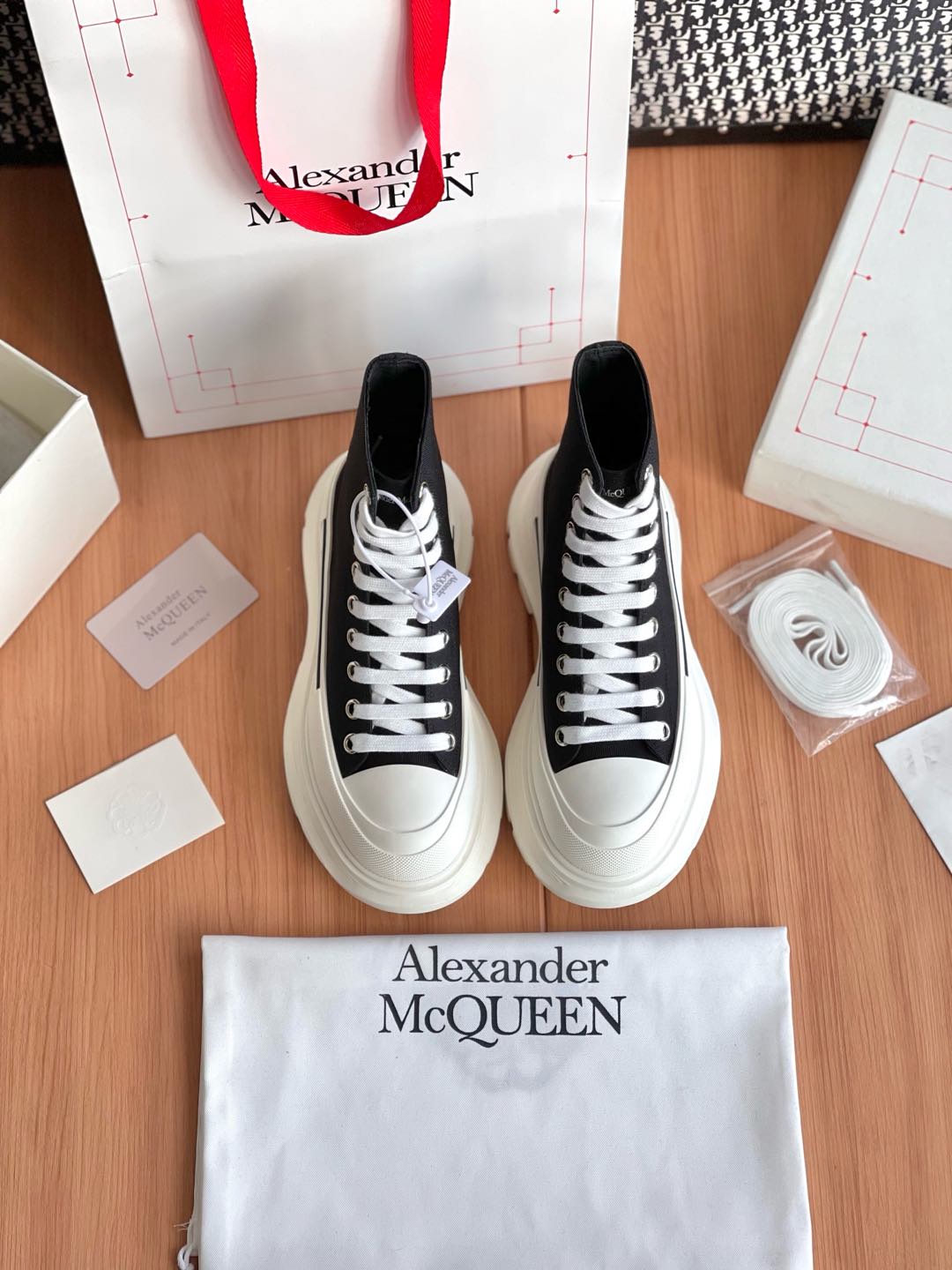 NO:174369,McQueen cloth-surfaced high-top pair of shoes are purchased and developed to create Zp, all customized materials, exclusive mold opening sole, all details are shipped together, and even the packaging is the same as the genuine one. Size: Women 35-40 Men 39-45, casual shoes/sports shoes, alexander mcqueen, sneakers19860909麦昆布面高帮整双鞋子采购Zp开发打造,全部定制材料,独家开模大底,细节全部对版出货,连包装也做到跟正品一样.码数:女35-40 男39-45,休闲鞋/运动鞋,alexander mcqueen,sneakers,Women's Shoes