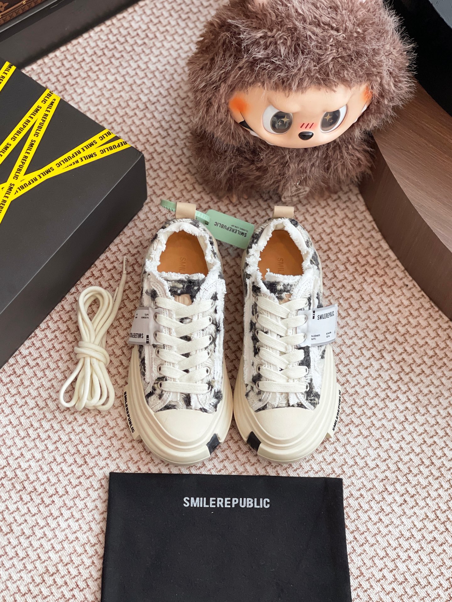 NO:238971,SMILE REPUBLIC casual shoes are purchased and developed by Zp, all customized materials, exclusive mold opening sole, all details are shipped together, and even the packaging is the same as the genuine one. Size: 35-44, casual shoes/sports shoes, sneakers19860909SMILE REPUBLIC 休闲鞋整双鞋子采购Zp开发打造,全部定制材料,独家开模大底,细节全部对版出货,连包装也做到跟正品一样.码数:35-44,休闲鞋/运动鞋,sneakers,Women's Shoes
