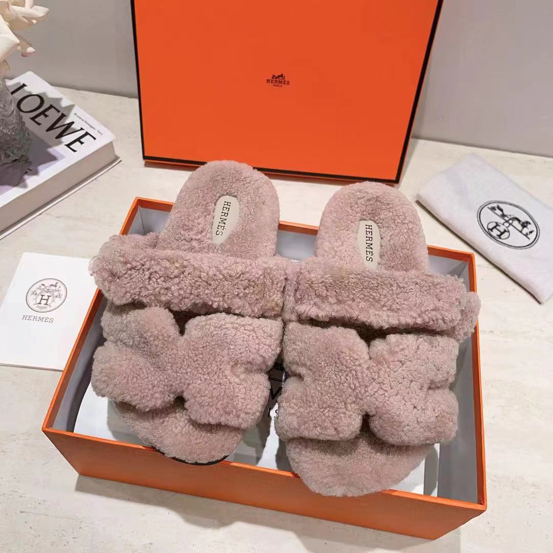 NO:348817,,HHERMES, the same style for men and women, the couple's second uncle shoes that have been popular recently - fur shoes, matched with various colorful socks, it is very fashionable. The upper imported mixed-bred sheepskin. Deer leather, imported mixed-bred sheepskin, outsole, Tpu non-slip wear-resistant, sizes for women 35-40, men 41-46., hermes, sheepskin, socks19860909,H家 HERMES 男女同款,最近火到不行的情侣款二舅鞋-毛毛鞋,搭配各种彩色袜子,潮爆了 鞋面进口混种羊皮.鹿皮 内里进口混种羊皮 大底Tpu防滑耐磨大底 码数女35一40,男41一46.,,hermes,sheepskin,socks,Men's shoes