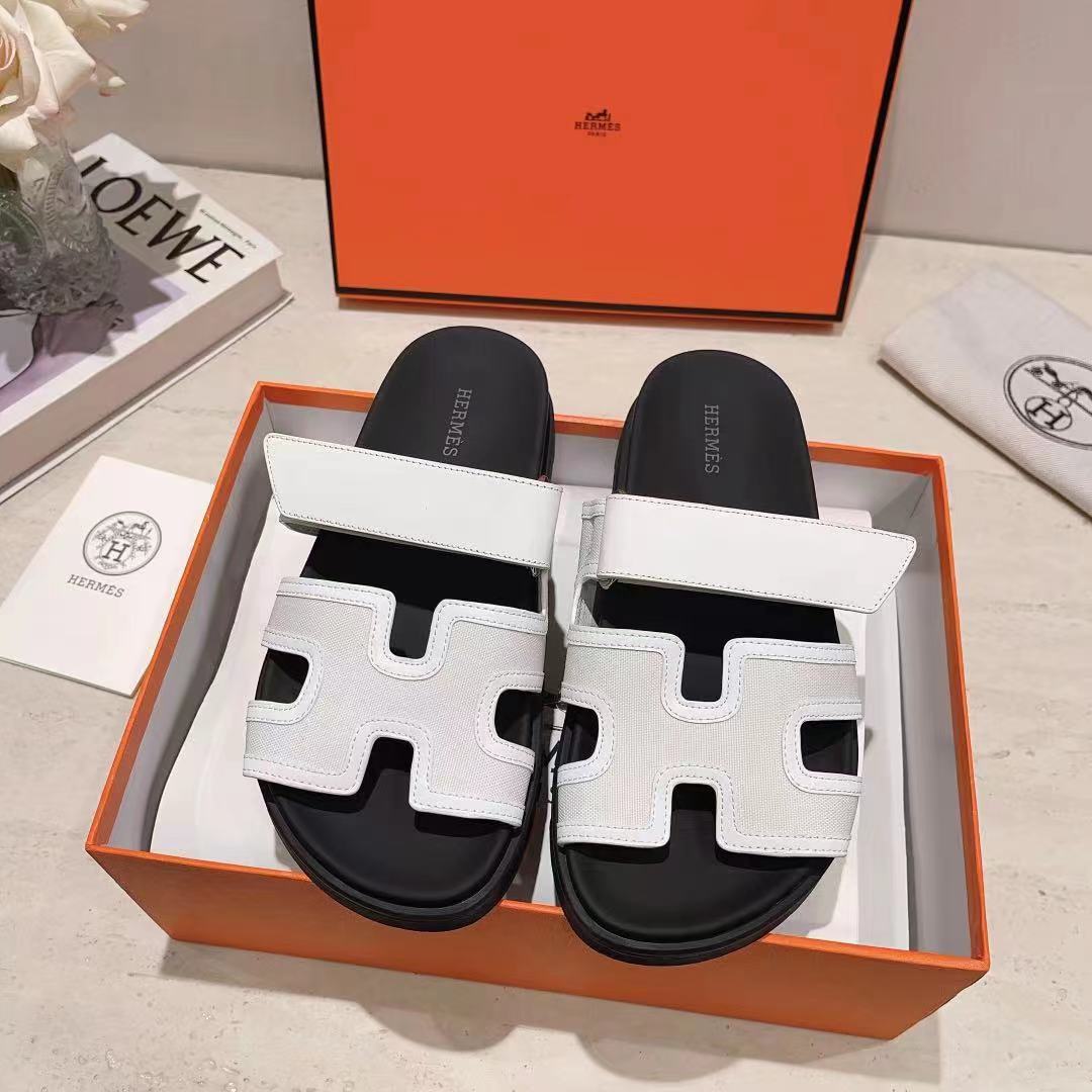 NO:237671,,HHERMES, the same style for men and women, the couple's second uncle shoes that have been popular recently - sandals, paired with various colorful socks, it is very fashionable. Imported mixed-bred sheepskin on the upper. Deer leather. Imported mixed-bred sheepskin inside. Outsole Tpu non-slip wear-resistant outsole. Size 35-40. Men's 41-46. Slippers, hermes, sandals, slippers, sheepskin, socks19860909,H家 HERMES 男女同款,最近火到不行的情侣款二舅鞋- 凉鞋,搭配各种彩色袜子,潮爆了 鞋面进口混种羊皮.鹿皮 内里进口混种羊皮 大底Tpu防滑耐磨大底 码数女35-40.男41-46,拖鞋,hermes,sandals,slippers,sheepskin,socks,Women's Shoes