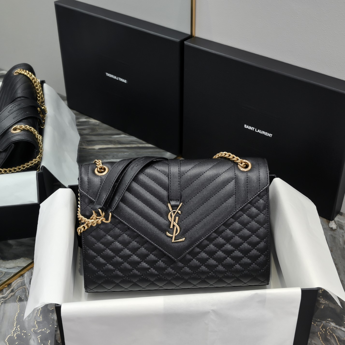 إيف سان لوران YSL Envelope حقيبة حقيبة الكتف &حقيبة كروس بودي أسود . الذهب الأجهزة جلد البقر الأدمة سلسلة