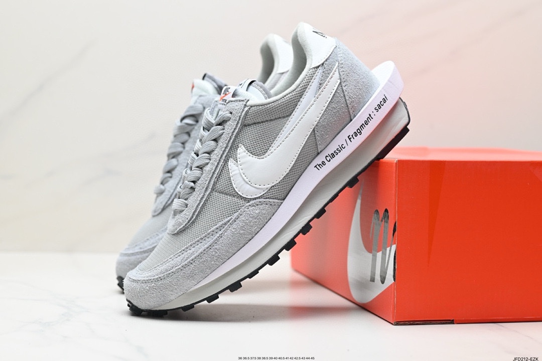 真标✅日式解构美学SACAI联名 × NIKE LDV Waffle重叠设计前卫华夫变形休闲慢跑鞋 蓝红黄sacai在SS19的发布会上展示了自己与Nike全新联名的系列,其中有两款鞋特别引人注目,这两款鞋均为混合鞋款,分别将Blazer与Dunk和Waffle Daybreak与LDV融为一体,采用了双鞋舌,双鞋带,双Swoosh的设计,并且每款鞋均有两种的配色方案. 货号:CN8898-002 ID:JKD262-FZE