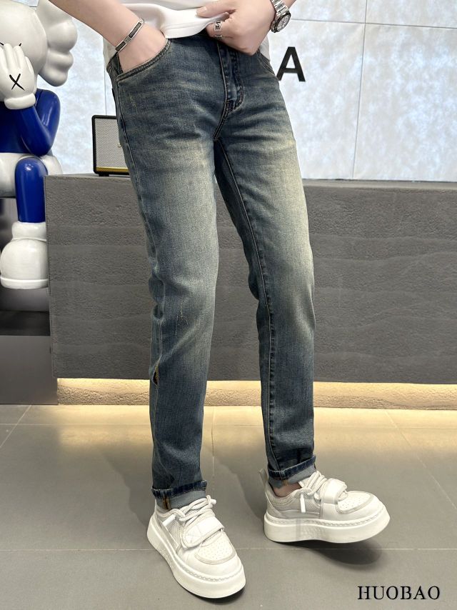 Versac*e 范思*哲 2025 春夏新款男士牛仔裤。真正的经典时髦耐穿百搭款，无潮流限制，高级定制牛仔布料，面料经特殊成衣水洗与轻微手工磨砂处理，呈现自然醇尚的清新效果，带来超赞的柔和触感，完美合体修身，工艺精湛考究，后袋品牌LOGO设计，与皮牌完美相呼应，奢华感十足。原版剪裁，高端系列必入单品。尺码：29 - 36  🈶35。  1319-P230