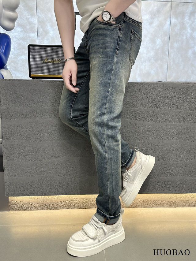 Versac*e 范思*哲 2025 春夏新款男士牛仔裤。真正的经典时髦耐穿百搭款，无潮流限制，高级定制牛仔布料，面料经特殊成衣水洗与轻微手工磨砂处理，呈现自然醇尚的清新效果，带来超赞的柔和触感，完美合体修身，工艺精湛考究，后袋品牌LOGO设计，与皮牌完美相呼应，奢华感十足。原版剪裁，高端系列必入单品。尺码：29 - 36  🈶35。  1319-P230