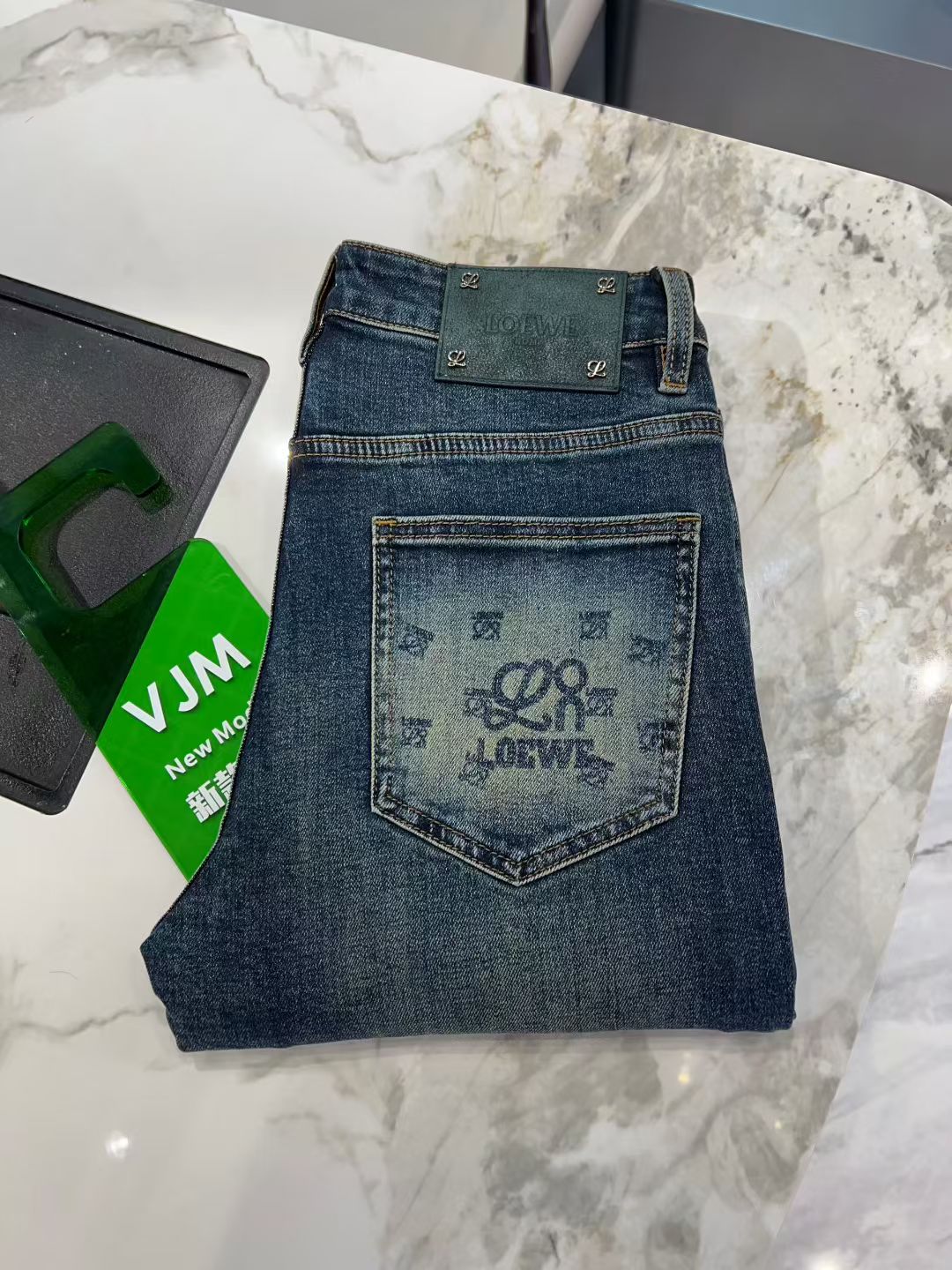 NO:527406,LOEW*E LOEW*E Autumn and Winter New Men's Jeans. True classic, fashionable, durable and versatile style, no trend restrictions, high-end custom denim fabric, the fabric is washed with special ready-to-wear and lightly hand-matte treatment, presenting a natural and mellow fresh effect, bringing a super soft touch, perfect combination and exquisite craftsmanship, the back pocket brand LOGO design perfectly echoes leather brand, full of luxury. Original tailoring, a must-have item for high-end series. Size 29 - 36 35.,,loewe,loewe,jeans,alexander wang19860909LOEW*E 罗意*威 秋冬新款男士牛仔裤.真正的经典时髦耐穿百搭款,无潮流限制,高级定制牛仔布料,面料经特殊成衣水洗与轻微手工磨砂处理,呈现自然醇尚的清新效果,带来超赞的柔和触感,完美合体修身,工艺精湛考究,后袋品牌LOGO设计,与皮牌完美相呼应,奢华感十足.原版剪裁,高端系列必入单品.尺码29 - 36 35.,,loewe,loewe,jeans,alexander wang,Men's clothing