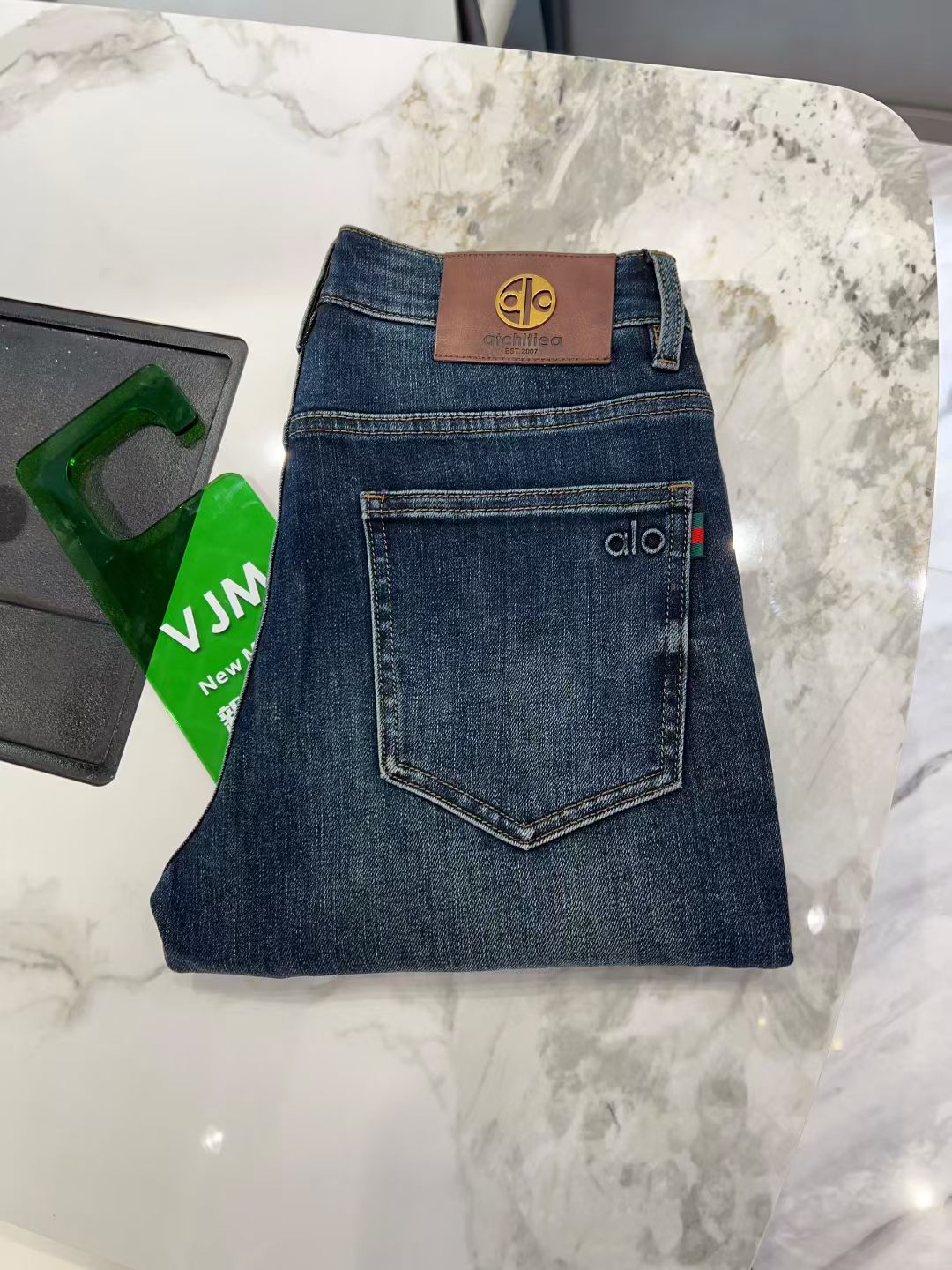 NO:527409,Alo autumn and winter new men's jeans. Real classic, fashionable, durable and versatile style, no trend restrictions, high-end custom denim fabrics, the fabric is washed with special garment and lightly hand-matte treatment, presenting a natural and mellow fresh effect, bringing a super soft touch, perfect combination and exquisite craftsmanship, the back pocket brand LOGO design perfectly echoes leather brand, full of luxury. Original tailoring, a must-have item for high-end series. Size 29 - 36 35.,,jeans,alexander wang19860909Alo 秋冬新款男士牛仔裤.真正的经典时髦耐穿百搭款,无潮流限制,高级定制牛仔布料,面料经特殊成衣水洗与轻微手工磨砂处理,呈现自然醇尚的清新效果,带来超赞的柔和触感,完美合体修身,工艺精湛考究,后袋品牌LOGO设计,与皮牌完美相呼应,奢华感十足.原版剪裁,高端系列必入单品.尺码29 - 36 35.,,jeans,alexander wang,Men's clothing