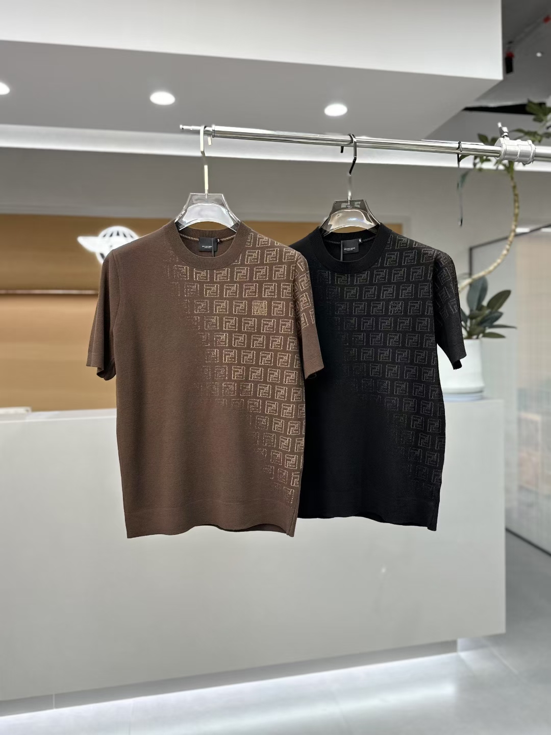 NO:520827,FEN*I 2025 Autumn and Winter New Men's Knitted Short Sleeves!  High-end trendy products, and all the stars are chasing fashionable styles!  A single item that every major celebrity internet celebrities use to go out. The high-end custom mercerized cotton Yilite fabric has a delicate and soft feel, and the upper body is crisp and stylish. The brand logo design on the chest easily advances the sense of fashion, with extremely exquisite and rigorous workmanship, neat and meticulous wiring, and a masterpiece of a big brand designer!  Let you perfectly combine fashion and fashion. Size 48 - 56, maximum wearable 190 catties.,,fendi,T-shirt,alexander wang19860909FEN*I 芬*迪 2025 秋冬新款男士针织短袖！高端潮物,众星追捧时尚款！各大明星网红人手一件的出街单品.高级定制丝光棉伊力特面料,手感细腻柔软,上身挺括有型.胸前品牌logo设计,轻松将时髦感进阶,做工极为考究严谨,走线工整细致,大牌设计师巨作！让您时尚休闲与潮流完美结合.尺码48 - 56,最大可穿 190 斤.,,fendi,T-shirt,alexander wang,Men's clothing