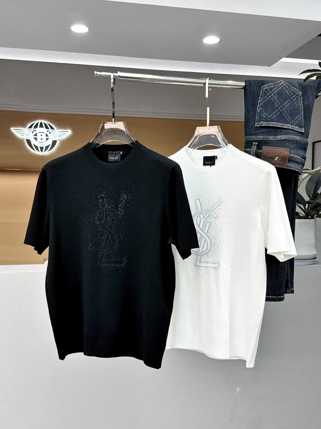 NO:520825,YS*L Saint Row 2025 Autumn and Winter New Men's Knitted Short Sleeves!  High-end trendy products, and all the stars are chasing fashionable styles!  A single item that every major celebrity internet celebrities use to go out. The high-end custom mercerized cotton Yilite fabric has a delicate and soft feel, and a crisp and stylish upper body. The brand logo design on the chest easily advances the sense of fashion, with extremely exquisite and rigorous workmanship, neat and meticulous wiring, and a masterpiece of a big brand designer!  Let you perfectly combine fashion and casualness with trend. Size 48 - 56, maximum wearable 190 catties.,,saint laurent,T-shirt,alexander wang19860909YS*L 圣罗*兰 2025 秋冬新款男士针织短袖！高端潮物,众星追捧时尚款！各大明星网红人手一件的出街单品.高级定制丝光棉伊力特面料,手感细腻柔软,上身挺括有型.胸前品牌logo设计,轻松将时髦感进阶,做工极为考究严谨,走线工整细致,大牌设计师巨作！让您时尚休闲与潮流完美结合.尺码48 - 56,最大可穿 190 斤.,,saint laurent,T-shirt,alexander wang,Men's clothing