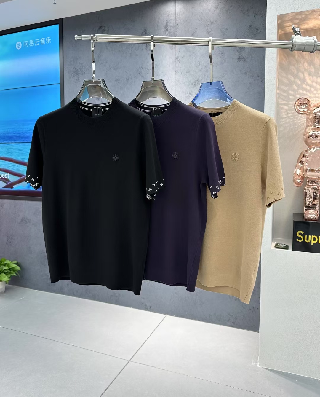 NO:520823,Louis Vuitto*n Louis Vuitto*n 2025 Autumn and Winter New Men's Knitted Short Sleeves!  High-end trendy products, and all the stars are chasing fashionable styles!  A single item that every major celebrity internet celebrities use to go out. The high-end custom mercerized cotton Yilite fabric has a delicate and soft feel, and a crisp and stylish upper body. The brand logo design on the chest easily advances the sense of fashion, with extremely exquisite and rigorous workmanship, neat and meticulous wiring, and a masterpiece of a big brand designer!  Let you perfectly combine fashion and casualness. Size 48 - 56, maximum wearable 190 catties.,,louis vuitton,louis vuitton,T-shirt,alexander wang19860909Louis Vuitto*n 路易*威登 2025 秋冬新款男士针织短袖！高端潮物,众星追捧时尚款！各大明星网红人手一件的出街单品.高级定制丝光棉伊力特面料,手感细腻柔软,上身挺括有型.胸前品牌logo设计,轻松将时髦感进阶,做工极为考究严谨,走线工整细致,大牌设计师巨作！让您时尚休闲与潮流完美结合.尺码48 - 56,最大可穿 190 斤.,,louis vuitton,louis vuitton,T-shirt,alexander wang,Men's clothing