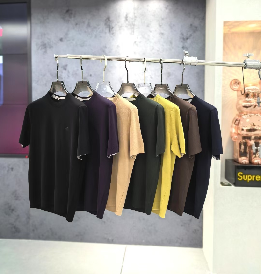 NO:520821,LOEW*E 2025 autumn and winter new men's knitted short sleeves!  High-end trendy products, and all the stars are chasing fashionable styles!  A single item that every major celebrity internet celebrities use to go out. The high-end custom mercerized cotton Yilite fabric has a delicate and soft feel, and a crisp and stylish upper body. The brand logo design on the chest easily advances the sense of fashion, with extremely exquisite and rigorous workmanship, neat and meticulous wiring, and a masterpiece of a big brand designer!  Let you perfectly combine fashion and casualness with trend. Size 48 - 56, maximum wearable 190 catties.,loewe,loewe,T-shirt,alexander wang19860909LOEW*E 罗意*威 2025 秋冬新款男士针织短袖！高端潮物,众星追捧时尚款！各大明星网红人手一件的出街单品.高级定制丝光棉伊力特面料,手感细腻柔软,上身挺括有型.胸前品牌logo设计,轻松将时髦感进阶,做工极为考究严谨,走线工整细致,大牌设计师巨作！让您时尚休闲与潮流完美结合.尺码48 - 56,最大可穿 190 斤.,,loewe,loewe,T-shirt,alexander wang,Men's clothing