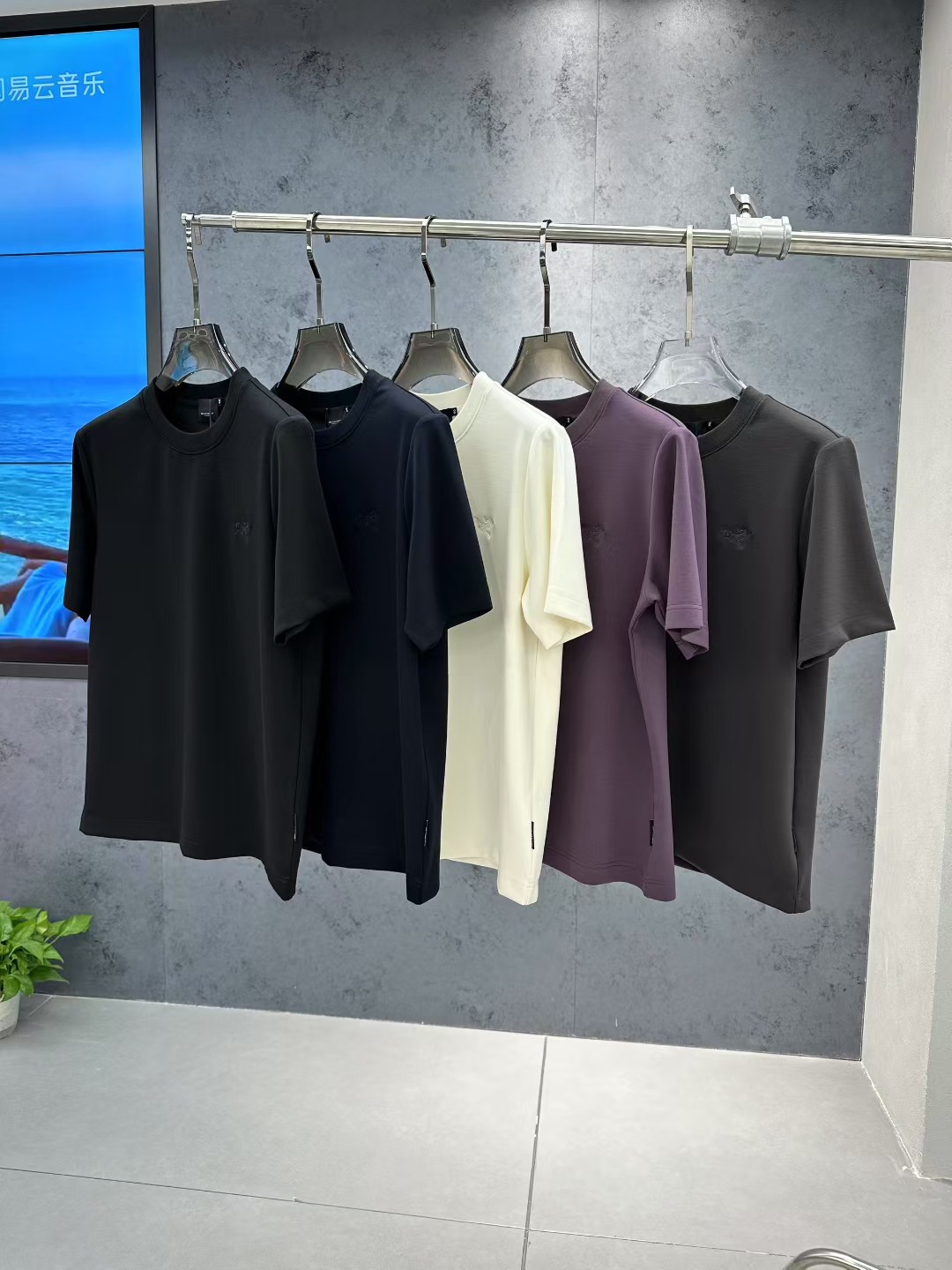 NO:520819,ARCTERY*X Ancestor*bird 2025 Autumn and Winter New Men's Casual Short Sleeves!  High-end trendy products, and all the stars are chasing fashionable styles!  A single item that every major celebrity internet celebrities use to go out. High-end customized wool blend fabric, delicate and soft feel, and a crisp and stylish upper body. The brand logo design on the chest easily advances the sense of fashion, with extremely exquisite and rigorous workmanship, neat and meticulous wiring, and a masterpiece of a big brand designer!  Let you perfectly combine fashion and fashion. Size 48 - 56, maximum wearable 190 catties.,,T-shirt,alexander wang19860909ARCTERY*X 始祖*鸟 2025 秋冬新款男士休闲短袖！高端潮物,众星追捧时尚款！各大明星网红人手一件的出街单品.高级定制羊毛混纺面料,手感细腻柔软,上身挺括有型.胸前品牌logo设计,轻松将时髦感进阶,做工极为考究严谨,走线工整细致,大牌设计师巨作！让您时尚休闲与潮流完美结合.尺码48 - 56,最大可穿 190 斤.,,T-shirt,alexander wang,Men's clothing