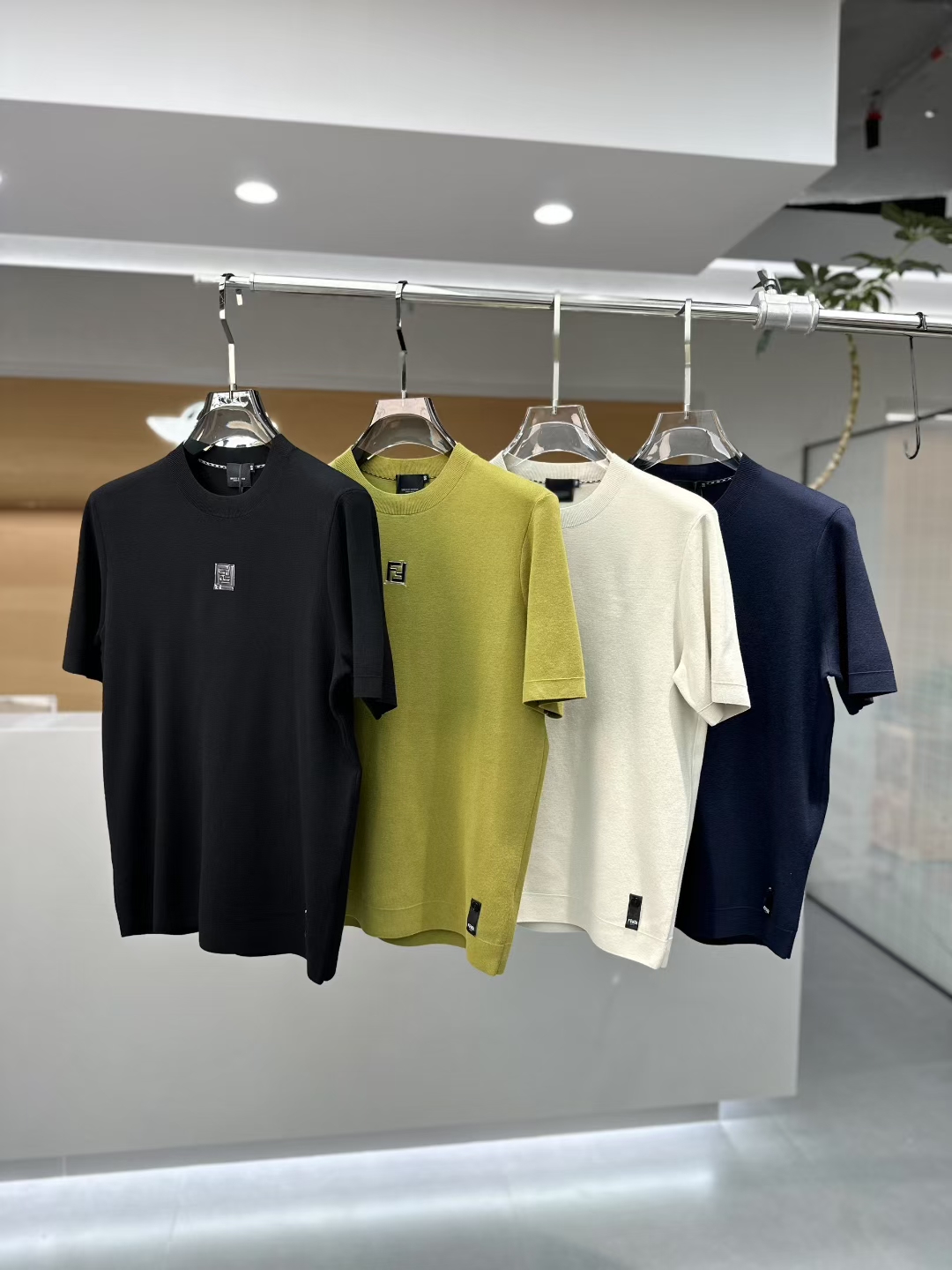 NO:520817,FEN*I 2025 Autumn and Winter New Men's Knitted Short Sleeves!  High-end trendy products, and all the stars are chasing fashionable styles!  A single item that every major celebrity internet celebrities use to go out. The high-end custom mercerized cotton Yilite fabric has a delicate and soft feel, and a crisp and stylish upper body. The brand logo design on the chest easily advances the sense of fashion, with extremely exquisite and rigorous workmanship, neat and meticulous wiring, and a masterpiece of a big brand designer!  Let you perfectly combine fashion and fashion. Size 48 - 56, maximum wearable 190 catties.,,fendi,T-shirt,alexander wang19860909FEN*I 芬*迪 2025 秋冬新款男士针织短袖！高端潮物,众星追捧时尚款！各大明星网红人手一件的出街单品.高级定制丝光棉伊力特面料,手感细腻柔软,上身挺括有型.胸前品牌logo设计,轻松将时髦感进阶,做工极为考究严谨,走线工整细致,大牌设计师巨作！让您时尚休闲与潮流完美结合.尺码48 - 56,最大可穿 190 斤.,,fendi,T-shirt,alexander wang,Men's clothing