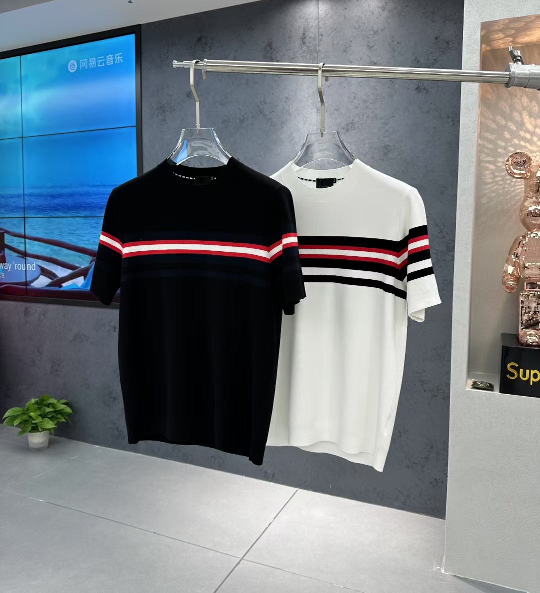 NO:520815,Guc*I Guqi 2025 autumn and winter new men's knitted short sleeves!  High-end trendy products, and all the stars are chasing fashionable styles!  A single item that every major celebrity internet celebrities use to go out. The high-end custom mercerized cotton Yilite fabric has a delicate and soft feel, and a crisp and stylish upper body. The brand logo design on the chest easily advances the sense of fashion, with extremely exquisite and rigorous workmanship, neat and meticulous wiring, and a masterpiece of a big brand designer!  Let you perfectly combine fashion and casualness with trend. Size 48 - 56, maximum wearable 190 catties.,,gucci,T-shirt,alexander wang19860909Guc*I 古*奇 2025 秋冬新款男士针织短袖！高端潮物,众星追捧时尚款！各大明星网红人手一件的出街单品.高级定制丝光棉伊力特面料,手感细腻柔软,上身挺括有型.胸前品牌logo设计,轻松将时髦感进阶,做工极为考究严谨,走线工整细致,大牌设计师巨作！让您时尚休闲与潮流完美结合.尺码48 - 56,最大可穿 190 斤.,,gucci,T-shirt,alexander wang,Men's clothing