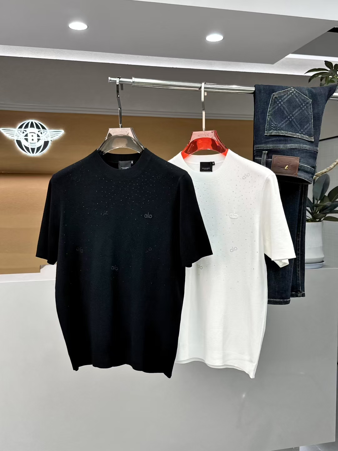 NO:520832,Alo 2025 autumn and winter new men's knitted short sleeves!  High-end trendy products, and all the stars are chasing fashionable styles!  A single item that every major celebrity internet celebrities use to go out. The high-end custom mercerized cotton Yilite fabric has a delicate and soft feel, and a crisp and stylish upper body. The brand logo design on the chest easily advances the sense of fashion, with extremely exquisite and rigorous workmanship, neat and meticulous wiring, and a masterpiece of a big brand designer!  Let you perfectly combine fashion and fashion. Size 48 - 56, maximum wearable 190 catties., T-shirt, alexander wang19860909Alo 2025 秋冬新款男士针织短袖！高端潮物,众星追捧时尚款！各大明星网红人手一件的出街单品.高级定制丝光棉伊力特面料,手感细腻柔软,上身挺括有型.胸前品牌logo设计,轻松将时髦感进阶,做工极为考究严谨,走线工整细致,大牌设计师巨作！让您时尚休闲与潮流完美结合.尺码48 - 56,最大可穿 190 斤.,,T-shirt,alexander wang,Men's clothing