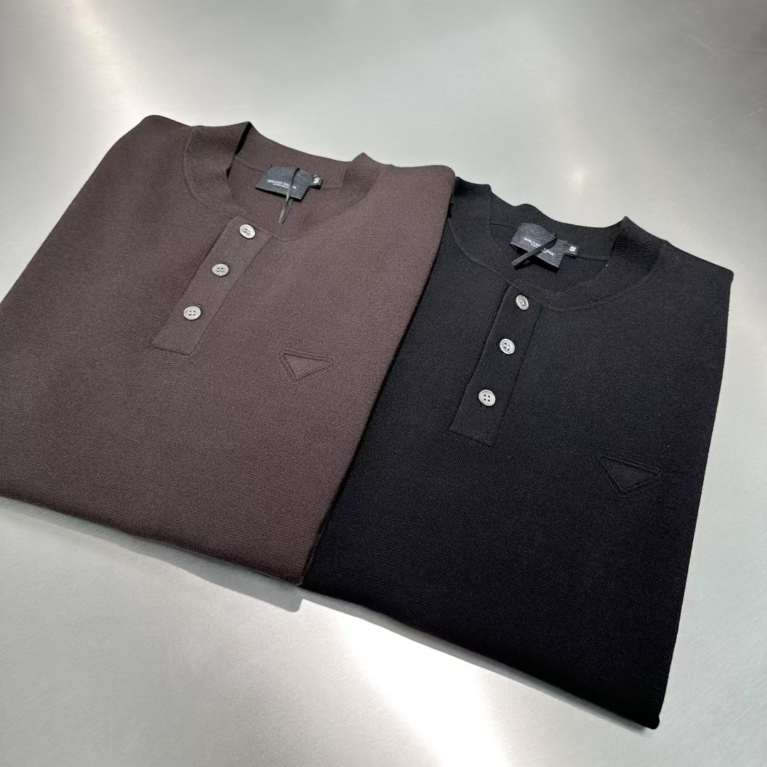 NO:520830,PRA*A PRA*Da 2025 Autumn and Winter New Men's Knitted Short Sleeves!  High-end trendy products, and all the stars are chasing fashionable styles!  A single item that every major celebrity internet celebrities use to go out. The high-end custom mercerized cotton Yilite fabric has a delicate and soft feel, and the upper body is crisp and stylish. The brand logo design on the chest easily advances the sense of fashion, with extremely exquisite and rigorous workmanship, neat and meticulous wiring, and a masterpiece of a big brand designer!  Let you perfectly combine fashion and casualness with trend. Size 48 - 56, maximum wearable 190 catties.,,prada,prada,T-shirt,alexander wang19860909PRA*A 普拉*达 2025 秋冬新款男士针织短袖！高端潮物,众星追捧时尚款！各大明星网红人手一件的出街单品.高级定制丝光棉伊力特面料,手感细腻柔软,上身挺括有型.胸前品牌logo设计,轻松将时髦感进阶,做工极为考究严谨,走线工整细致,大牌设计师巨作！让您时尚休闲与潮流完美结合.尺码48 - 56,最大可穿 190 斤.,,prada,prada,T-shirt,alexander wang,Men's clothing