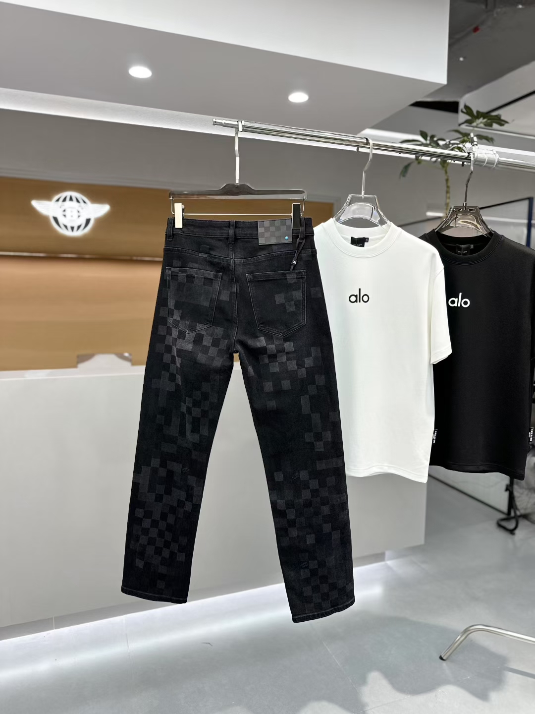 Louis Vuitt*n 路易威*登 2025 秋冬新款男士牛仔裤。真正的经典时髦耐穿百搭款，无潮流限制，高级定制牛仔布料，面料经特殊成衣水洗与轻微手工磨砂处理，呈现自然醇尚的清新效果，带来超赞的柔和触感，完美合体修身，工艺精湛考究，后袋品牌LOGO设计，与皮牌完美相呼应，奢华感十足。原版剪裁，高端系列必入单品。尺码：29 - 36  🈶35。  2272-P275