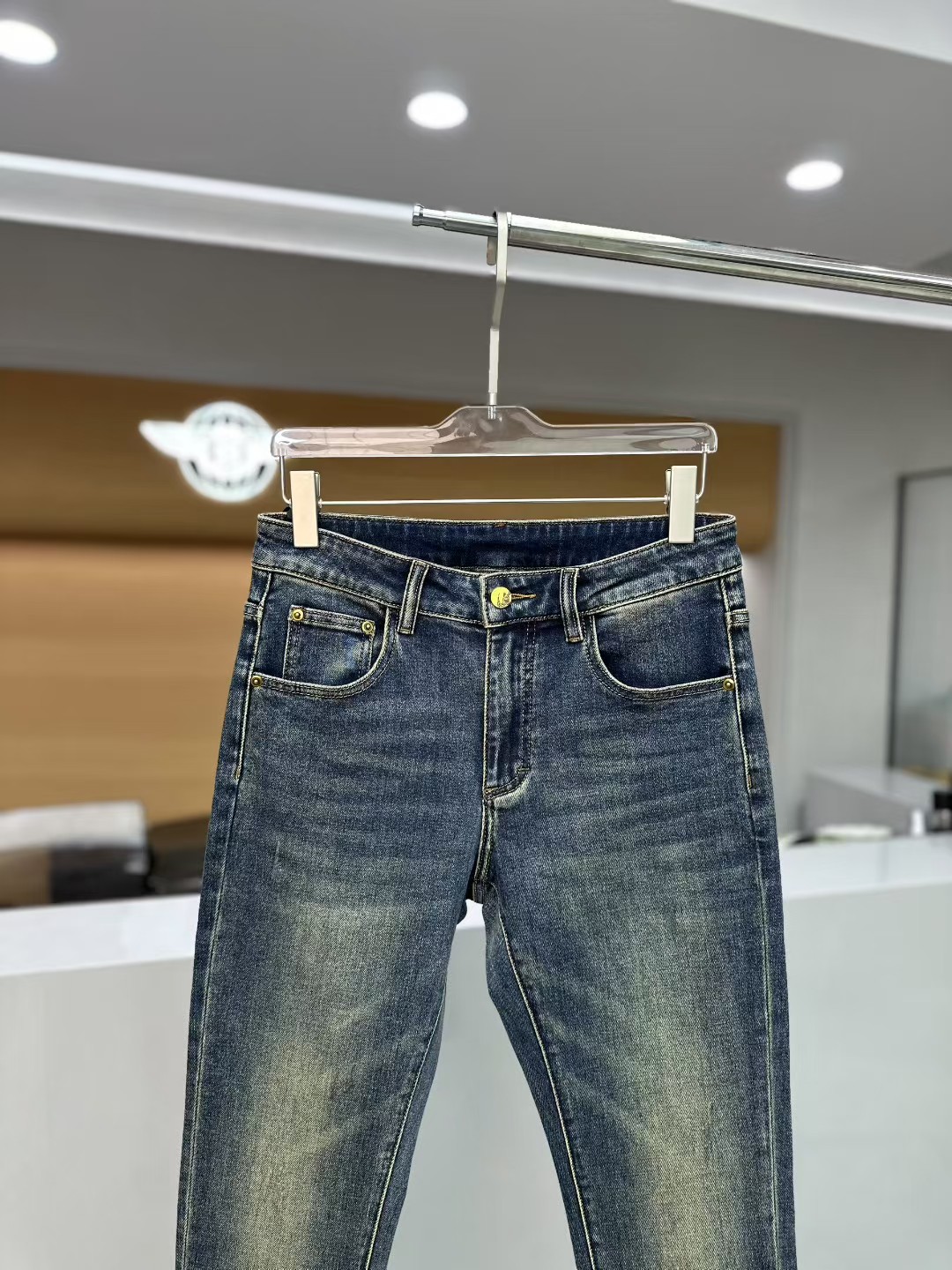 Burber*y 巴宝*莉 2025 秋冬新款男士牛仔裤。真正的经典时髦耐穿百搭款，无潮流限制，高级定制牛仔布料，面料经特殊成衣水洗与轻微手工磨砂处理，呈现自然醇尚的清新效果，带来超赞的柔和触感，完美合体修身，工艺精湛考究，后袋品牌LOGO设计，与皮牌完美相呼应，奢华感十足。原版剪裁，高端系列必入单品。尺码：29 - 36  🈶35。  2273-P265