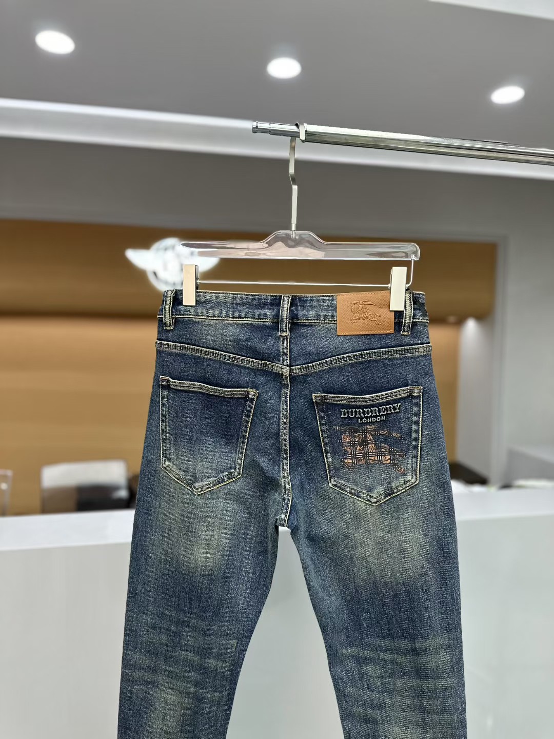 Burber*y 巴宝*莉 2025 秋冬新款男士牛仔裤。真正的经典时髦耐穿百搭款，无潮流限制，高级定制牛仔布料，面料经特殊成衣水洗与轻微手工磨砂处理，呈现自然醇尚的清新效果，带来超赞的柔和触感，完美合体修身，工艺精湛考究，后袋品牌LOGO设计，与皮牌完美相呼应，奢华感十足。原版剪裁，高端系列必入单品。尺码：29 - 36  🈶35。  2273-P265