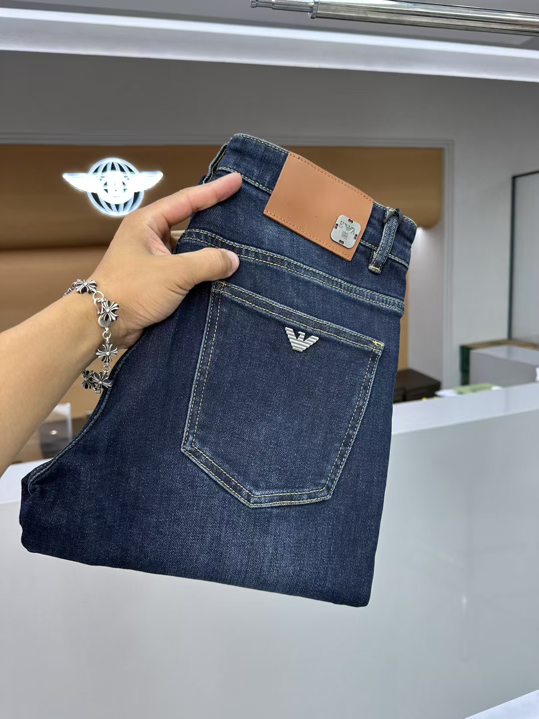 NO:527477,Emporio Arma*I New autumn and winter men's jeans. True classic, fashionable, durable and versatile style, no trend restrictions, high-end custom denim fabrics, the fabric is washed with special garment and lightly hand-matte treatment, presenting a natural and mellow fresh effect, bringing a super soft touch, perfect combination and exquisite craftsmanship, the back pocket brand LOGO design perfectly echoes leather brand, full of luxury. Original tailoring, a must-have item for high-end series. Size 29 - 36 35.,,armani,jeans,alexander wang19860909Emporio Arma*I 阿玛*尼 秋冬新款男士牛仔裤.真正的经典时髦耐穿百搭款,无潮流限制,高级定制牛仔布料,面料经特殊成衣水洗与轻微手工磨砂处理,呈现自然醇尚的清新效果,带来超赞的柔和触感,完美合体修身,工艺精湛考究,后袋品牌LOGO设计,与皮牌完美相呼应,奢华感十足.原版剪裁,高端系列必入单品.尺码29 - 36 35.,,armani,jeans,alexander wang,Men's clothing