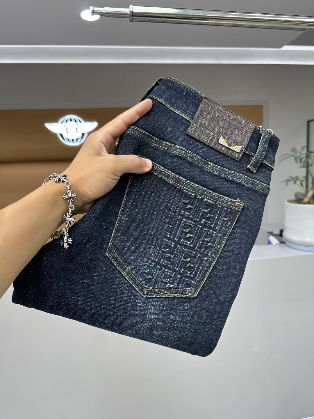 NO:520831,FEN*I 2025 Autumn and Winter New Men's Jeans. True classic, fashionable, durable and versatile style, no trend restrictions, high-end custom denim fabric, the fabric is washed with special garment and lightly hand-matte treatment, presenting a natural and mellow fresh effect, bringing a super soft touch, perfect combination and exquisite craftsmanship, the back pocket brand LOGO design perfectly echoes leather brand, full of luxury. Original tailoring, a must-have item for high-end series. Size 29 - 36 35.,,fendi,jeans,alexander wang19860909FEN*I 芬*迪 2025 秋冬新款男士牛仔裤.真正的经典时髦耐穿百搭款,无潮流限制,高级定制牛仔布料,面料经特殊成衣水洗与轻微手工磨砂处理,呈现自然醇尚的清新效果,带来超赞的柔和触感,完美合体修身,工艺精湛考究,后袋品牌LOGO设计,与皮牌完美相呼应,奢华感十足.原版剪裁,高端系列必入单品.尺码29 - 36 35.,,fendi,jeans,alexander wang,Men's clothing