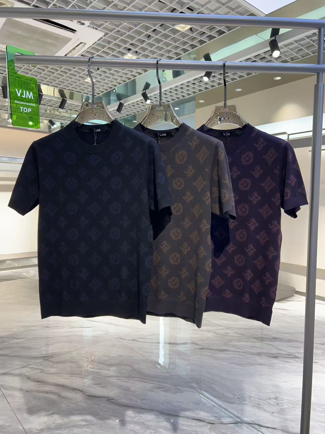 NO:527433,Luis Vuitt*n Louis Vuitt*n Fall and Winter New Men's Knitted Short Sleeves!  High-end trendy products, and all the stars are chasing fashionable styles!  A single item that every major celebrity internet celebrities use to go out. The high-end custom mercerized cotton Yilite fabric has a delicate and soft feel, and the upper body is crisp and stylish. The brand logo design on the chest easily advances the sense of fashion, with extremely exquisite and rigorous workmanship, neat and meticulous wiring, and a masterpiece of a big brand designer!  Let you perfectly combine fashion and casualness with trend. Size 48 - 56, maximum wearable 190 catties.,,louis vuitton,T-shirt,alexander wang19860909Luis Vuitt*n 路易*威登 秋冬新款男士针织短袖！高端潮物,众星追捧时尚款！各大明星网红人手一件的出街单品.高级定制丝光棉伊力特面料,手感细腻柔软,上身挺括有型.胸前品牌logo设计,轻松将时髦感进阶,做工极为考究严谨,走线工整细致,大牌设计师巨作！让您时尚休闲与潮流完美结合.尺码48 - 56,最大可穿 190 斤.,,louis vuitton,T-shirt,alexander wang,Men's clothing