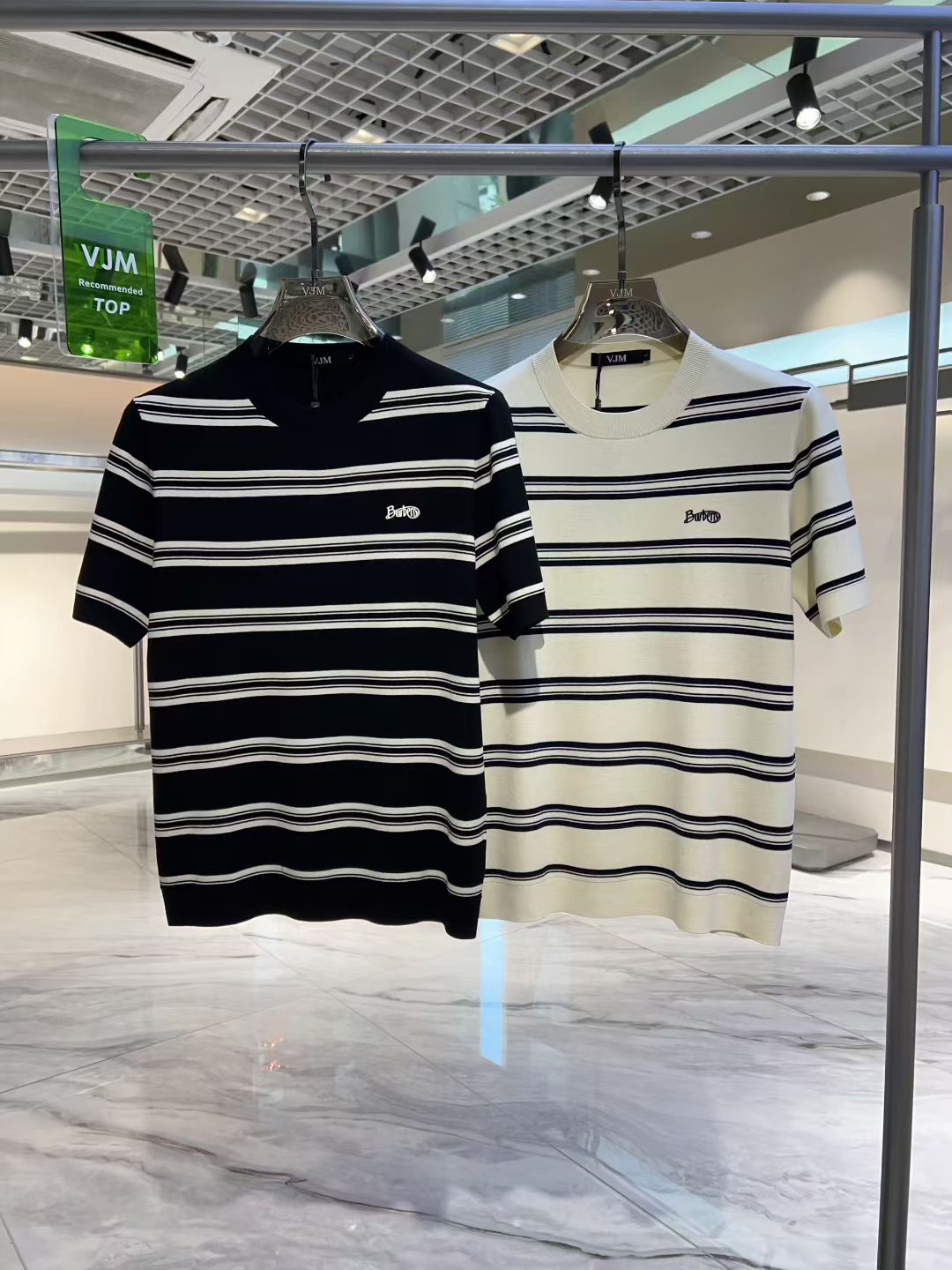 NO:527439,Burber*y New autumn and winter style men's knitted short sleeves!  High-end trendy products, and all the stars are chasing fashionable styles!  A single item that every major celebrity internet celebrities use to go out. The high-end custom mercerized cotton Yilite fabric has a delicate and soft feel, and a crisp and stylish upper body. The brand logo design on the chest easily advances the sense of fashion, with extremely exquisite and rigorous workmanship, neat and meticulous wiring, and a masterpiece of a big brand designer!  Let you perfectly combine fashion and fashion. Size 48 - 56, maximum wearable 190 catties., burberry, burberry, T-shirt, alexander wang19860909Burber*y 巴宝*莉 秋冬新款男士针织短袖！高端潮物,众星追捧时尚款！各大明星网红人手一件的出街单品.高级定制丝光棉伊力特面料,手感细腻柔软,上身挺括有型.胸前品牌logo设计,轻松将时髦感进阶,做工极为考究严谨,走线工整细致,大牌设计师巨作！让您时尚休闲与潮流完美结合.尺码48 - 56,最大可穿 190 斤.,,burberry,burberry,T-shirt,alexander wang,Men's clothing