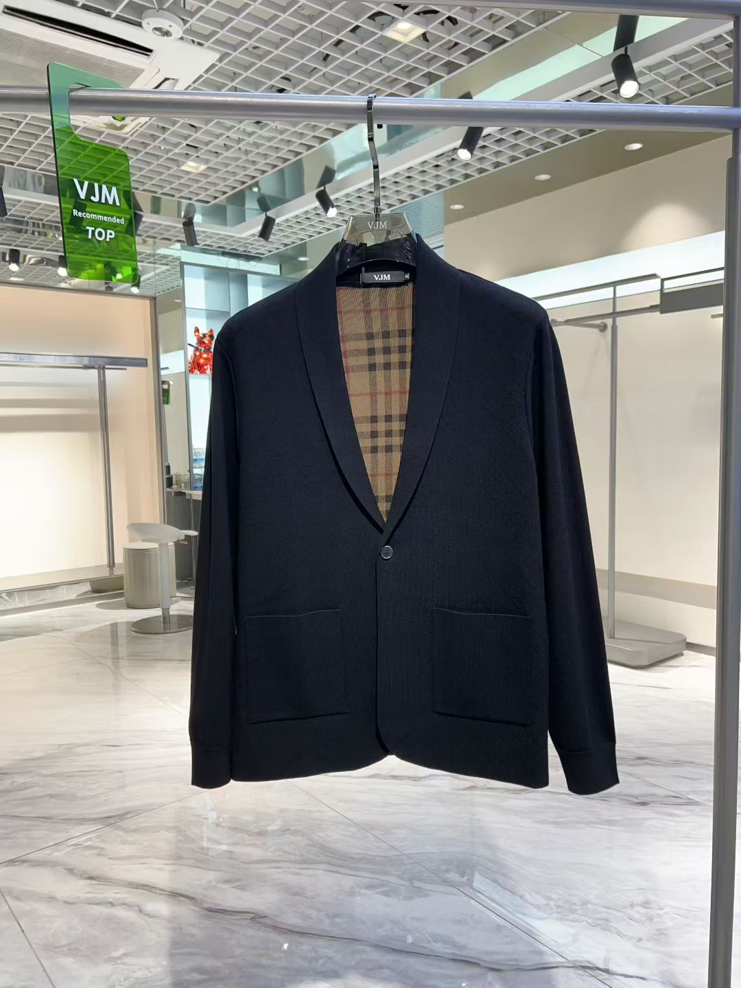 NO:568656,Burber*y 2025 new autumn and winter men's casual knitted wool cardigan jacket. The latest series on the counter, the series on sale. From the first-line factory of the boss, the quality is perfect!  A very stylish item, made of high-end custom-made fabrics, popular for its comfort and breathability. It has a full-body floral LOGO design, and the upper body effect is great!  The original tailoring, the details are full of big-name style, this season's equipment you can just close your eyes and put it away!  Size 48 - 56. Can wear up to 190 pounds.,,burberry,burberry,jackets & coats,alexander wang19860909Burber*y 巴宝*莉 2025 秋冬新款男士休闲针织羊毛开衫外套.最新上柜系列,在售系列.来自大佬级的一线工厂,品相足够完美！非常有调调的一款单品,高级定制面料,舒适与透气特性备受青睐.通体满花LOGO设计,上身效果超赞！原版剪裁,细节尽显大牌范,这一季闭眼就收的装备！尺码48 - 56.最大可穿190斤.,,burberry,burberry,jackets & coats,alexander wang,Men's clothing