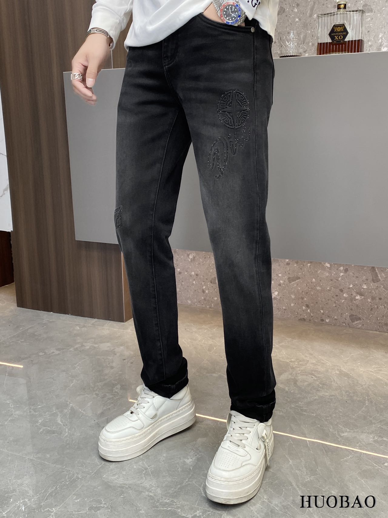 NO:524203,DIO*R New men's jeans in autumn and winter. True classic, fashionable, durable and versatile style, no trend restrictions, high-end custom denim fabrics, the fabric is washed with special garment and lightly hand-matte treatment, presenting a natural and mellow fresh effect, bringing a super soft touch, perfect combination and exquisite craftsmanship, the back pocket brand LOGO design perfectly echoes leather brand, full of luxury. Original tailoring, a must-have item for high-end series. Size 29 - 36 35.,,dior,jeans,alexander wang19860909DIO*R 迪*奥 秋冬新款男士牛仔裤.真正的经典时髦耐穿百搭款,无潮流限制,高级定制牛仔布料,面料经特殊成衣水洗与轻微手工磨砂处理,呈现自然醇尚的清新效果,带来超赞的柔和触感,完美合体修身,工艺精湛考究,后袋品牌LOGO设计,与皮牌完美相呼应,奢华感十足.原版剪裁,高端系列必入单品.尺码29 - 36 35.,,dior,jeans,alexander wang,Men's clothing