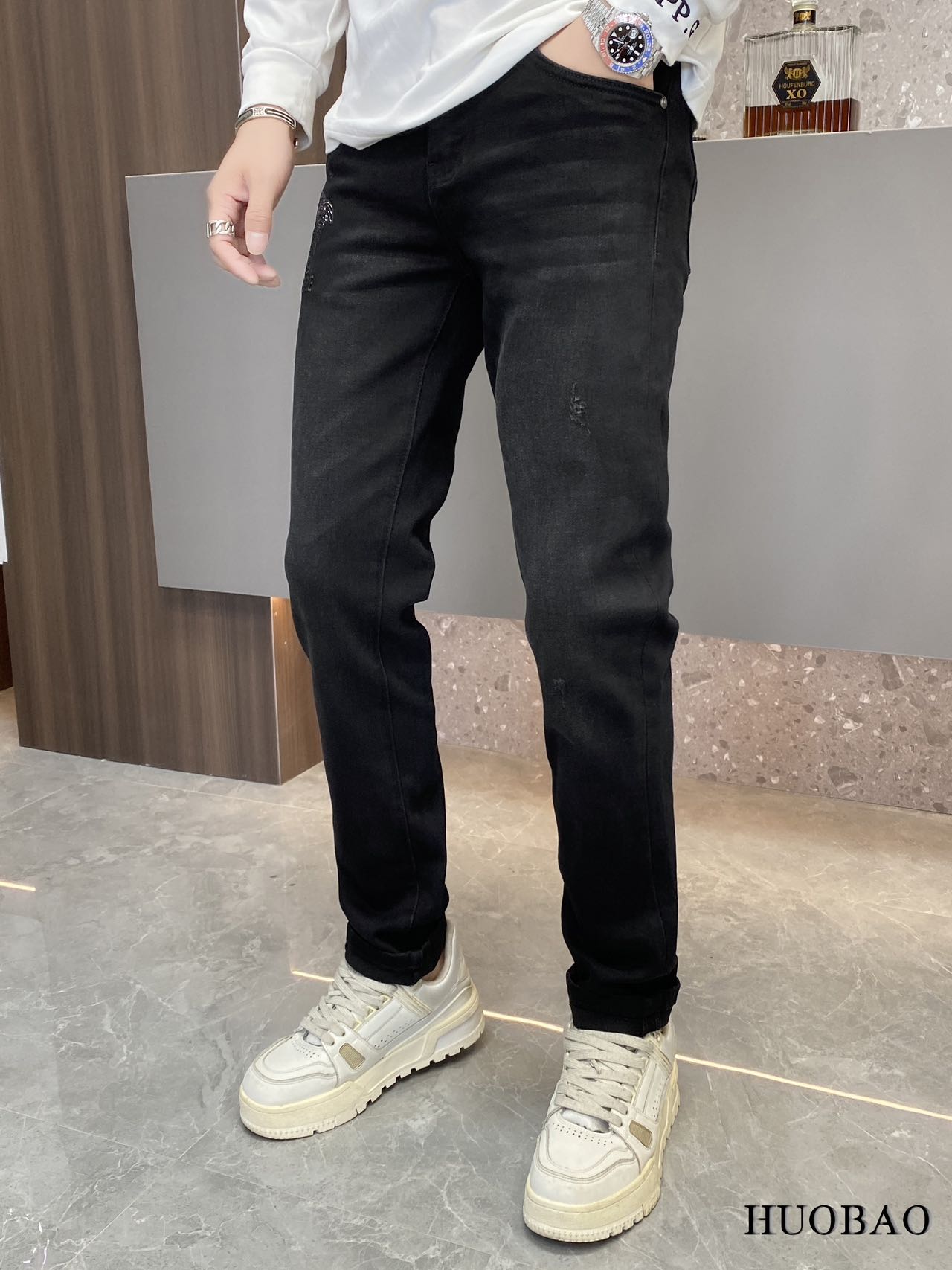 NO:524205,Vsrsac*e New autumn and winter men's jeans. True classic, fashionable, durable and versatile style, no trend restrictions, high-end custom denim fabric, the fabric is washed with special garment and lightly hand-matte treatment, presenting a natural and mellow fresh effect, bringing a super soft touch, perfect combination and exquisite craftsmanship, the back pocket brand LOGO design perfectly echoes leather brand, full of luxury. Original tailoring, a must-have item for high-end series. Size 29 - 36 35.,,versace,jeans,alexander wang19860909Vsrsac*e 范思*哲 秋冬新款男士牛仔裤.真正的经典时髦耐穿百搭款,无潮流限制,高级定制牛仔布料,面料经特殊成衣水洗与轻微手工磨砂处理,呈现自然醇尚的清新效果,带来超赞的柔和触感,完美合体修身,工艺精湛考究,后袋品牌LOGO设计,与皮牌完美相呼应,奢华感十足.原版剪裁,高端系列必入单品.尺码29 - 36 35.,,versace,jeans,alexander wang,Men's clothing