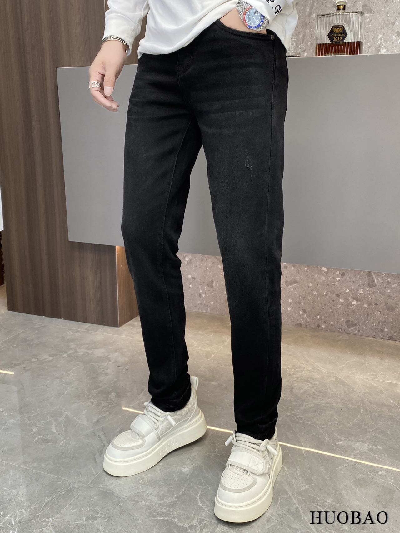 NO:524208,BURBER*Y New autumn and winter men's jeans. Real classic, fashionable, durable and versatile style, no trend restrictions, high-end custom denim fabrics, the fabric is washed with special garment and lightly hand-matte treatment, presenting a natural and mellow fresh effect, bringing a super soft touch, perfect combination and exquisite craftsmanship, the back pocket brand LOGO design perfectly echoes leather brand, full of luxury. Original tailoring, a must-have item for high-end series. Size 29 - 36 35.,,burberry,burberry,jeans,alexander wang19860909BURBER*Y 巴宝*莉 秋冬新款男士牛仔裤.真正的经典时髦耐穿百搭款,无潮流限制,高级定制牛仔布料,面料经特殊成衣水洗与轻微手工磨砂处理,呈现自然醇尚的清新效果,带来超赞的柔和触感,完美合体修身,工艺精湛考究,后袋品牌LOGO设计,与皮牌完美相呼应,奢华感十足.原版剪裁,高端系列必入单品.尺码29 - 36 35.,,burberry,burberry,jeans,alexander wang,Men's clothing