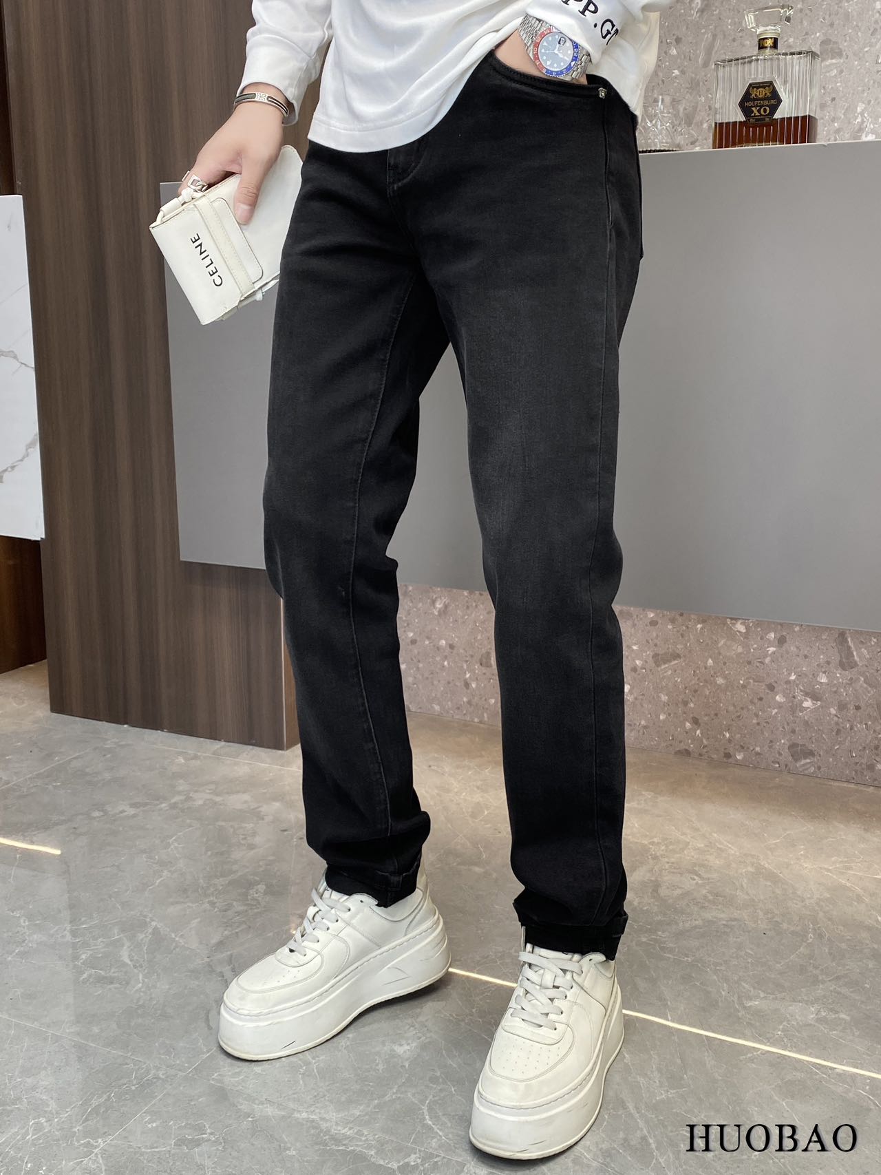 NO:524210,Vsrsac*e New autumn and winter men's jeans. True classic, fashionable, durable and versatile style, no trend restrictions, high-end custom denim fabrics, the fabric is washed with special garment and lightly hand-matte treatment, presenting a natural and mellow fresh effect, bringing a super soft touch, perfect combination and exquisite craftsmanship, the back pocket brand LOGO design perfectly echoes leather brand, full of luxury. Original tailoring, a must-have item for high-end series. Size 29 - 36 35.,,versace,jeans,alexander wang19860909Vsrsac*e 范思*哲 秋冬新款男士牛仔裤.真正的经典时髦耐穿百搭款,无潮流限制,高级定制牛仔布料,面料经特殊成衣水洗与轻微手工磨砂处理,呈现自然醇尚的清新效果,带来超赞的柔和触感,完美合体修身,工艺精湛考究,后袋品牌LOGO设计,与皮牌完美相呼应,奢华感十足.原版剪裁,高端系列必入单品.尺码29 - 36 35.,,versace,jeans,alexander wang,Men's clothing