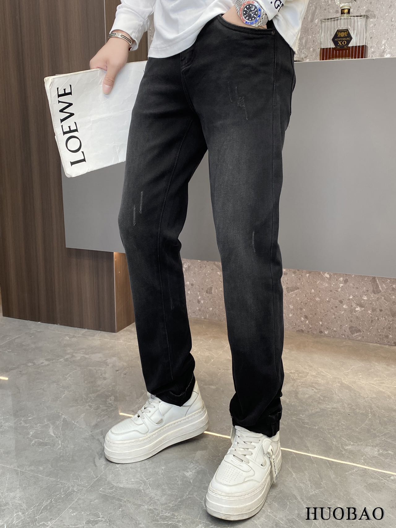 NO:524212,PRA*A New men's jeans in autumn and winter. True classic, fashionable, durable and versatile style, no trend restrictions, high-end custom denim fabrics, the fabric is washed with special garment and lightly hand-matte treatment, presenting a natural and mellow fresh effect, bringing a super soft touch, perfect combination and exquisite craftsmanship, the back pocket brand LOGO design perfectly echoes leather brand, full of luxury. Original tailoring, a must-have item for high-end series. Size 29 - 36 35.,,prada,prada,jeans,alexander wang19860909PRA*A 普拉*达 秋冬新款男士牛仔裤.真正的经典时髦耐穿百搭款,无潮流限制,高级定制牛仔布料,面料经特殊成衣水洗与轻微手工磨砂处理,呈现自然醇尚的清新效果,带来超赞的柔和触感,完美合体修身,工艺精湛考究,后袋品牌LOGO设计,与皮牌完美相呼应,奢华感十足.原版剪裁,高端系列必入单品.尺码29 - 36 35.,,prada,prada,jeans,alexander wang,Men's clothing