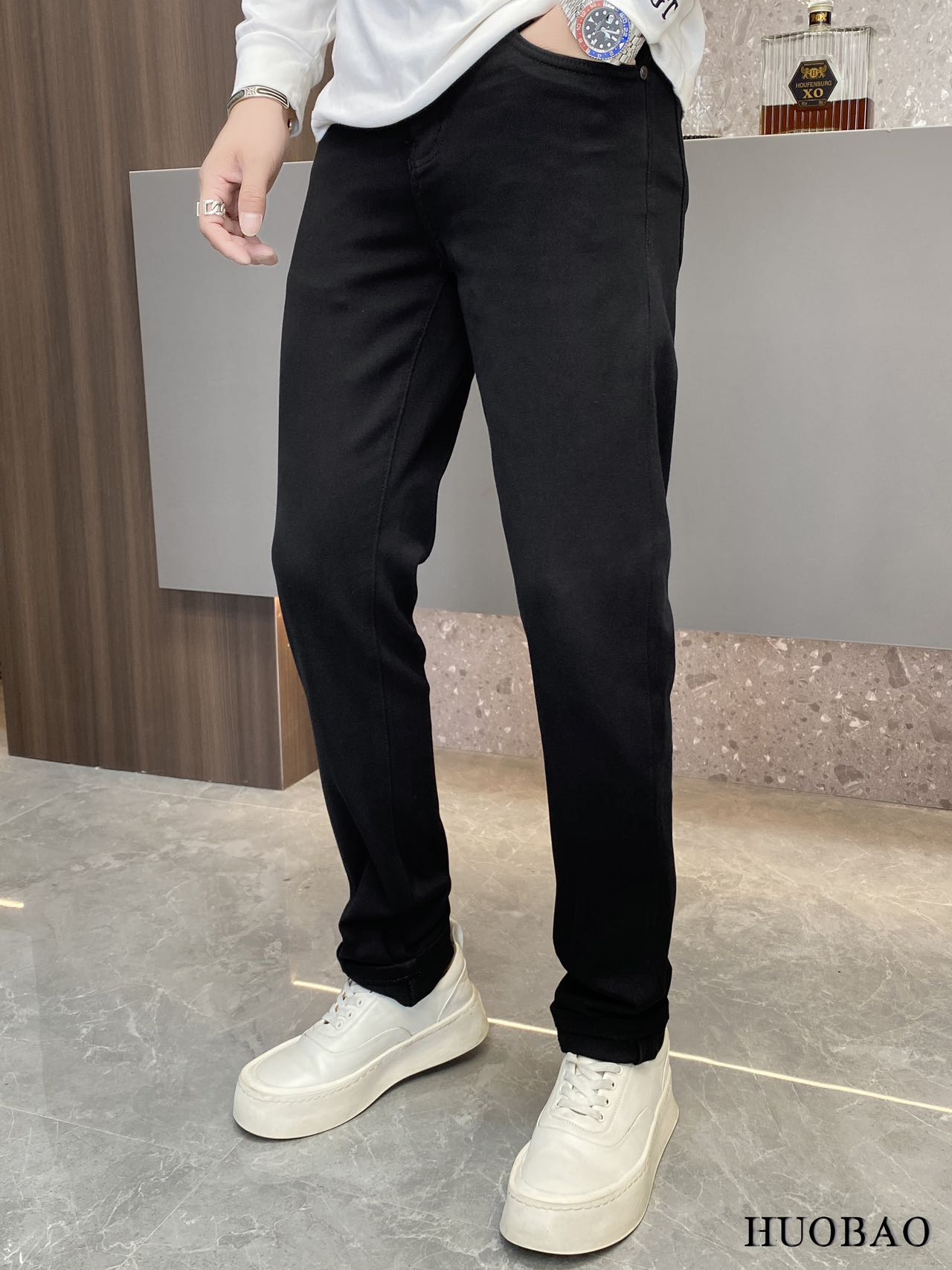 NO:524214,BURBER*Y New autumn and winter men's jeans. Real classic, fashionable, durable and versatile style, no trend restrictions, high-end custom denim fabrics, the fabric is washed with special garment and lightly hand-matte treatment, presenting a natural and mellow fresh effect, bringing a super soft touch, perfect combination and exquisite craftsmanship, the back pocket brand LOGO design perfectly echoes leather brand, full of luxury. Original tailoring, a must-have item for high-end series. Size 29 - 36 35.,,burberry,burberry,jeans,alexander wang19860909BURBER*Y 巴宝*莉 秋冬新款男士牛仔裤.真正的经典时髦耐穿百搭款,无潮流限制,高级定制牛仔布料,面料经特殊成衣水洗与轻微手工磨砂处理,呈现自然醇尚的清新效果,带来超赞的柔和触感,完美合体修身,工艺精湛考究,后袋品牌LOGO设计,与皮牌完美相呼应,奢华感十足.原版剪裁,高端系列必入单品.尺码29 - 36 35.,,burberry,burberry,jeans,alexander wang,Men's clothing