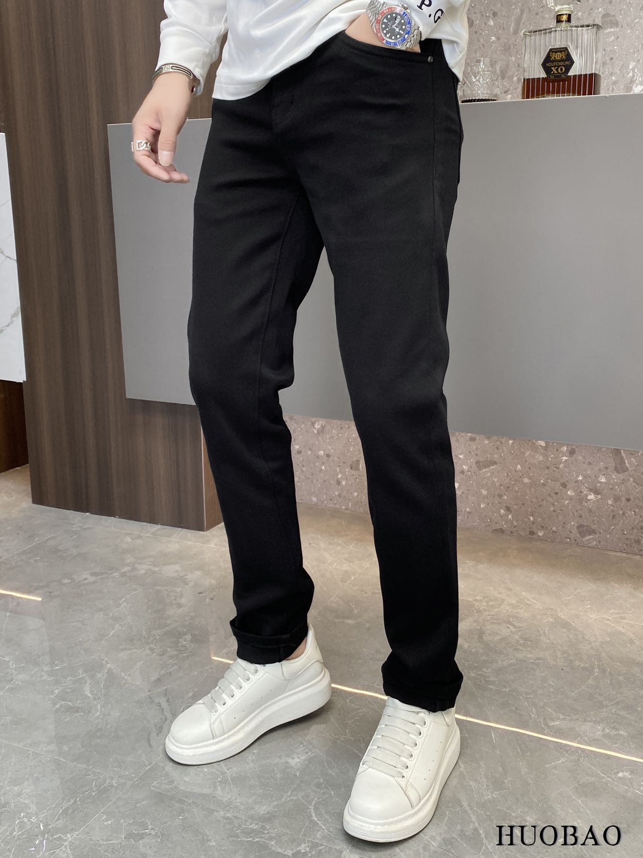 NO:524216,Moncl*r Autumn and Winter New Men's Jeans. True classic, fashionable, durable and versatile style, no trend restrictions, high-end custom denim fabric, the fabric is washed with special garment and lightly hand-matte treatment, presenting a natural and mellow fresh effect, bringing a super soft touch, perfect combination and exquisite craftsmanship, the back pocket brand LOGO design perfectly echoes leather brand, full of luxury. Original tailoring, a must-have item for high-end series. Size 29 - 36 35.,,jeans,alexander wang19860909Moncl*r 蒙*口 秋冬新款男士牛仔裤.真正的经典时髦耐穿百搭款,无潮流限制,高级定制牛仔布料,面料经特殊成衣水洗与轻微手工磨砂处理,呈现自然醇尚的清新效果,带来超赞的柔和触感,完美合体修身,工艺精湛考究,后袋品牌LOGO设计,与皮牌完美相呼应,奢华感十足.原版剪裁,高端系列必入单品.尺码29 - 36 35.,,jeans,alexander wang,Men's clothing