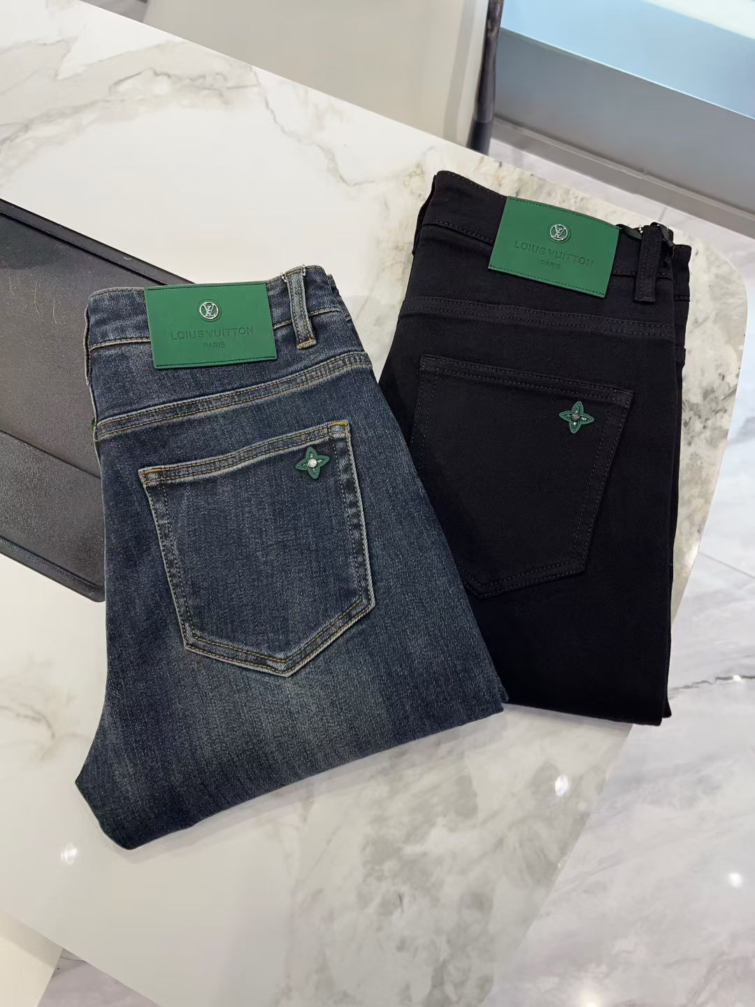 NO:547570,Louis Vuitt*n Louis Vuitt*n 2025 autumn and winter new men's jeans. True classic, fashionable, durable and versatile style, no trend restrictions, high-end custom denim fabric, the fabric is washed with special garment and light hand-matte treatment, presenting a natural and mellow fresh effect, bringing a super soft touch, perfect combination and exquisite craftsmanship, the back pocket brand LOGO design perfectly echoes the leather brand, full of luxury. Original tailoring, a must-have item for high-end series. Size 29 - 36 35.,,louis vuitton,louis vuitton,jeans,alexander wang19860909Louis Vuitt*n 路易*威登 2025 秋冬新款男士牛仔裤.真正的经典时髦耐穿百搭款,无潮流限制,高级定制牛仔布料,面料经特殊成衣水洗与轻微手工磨砂处理,呈现自然醇尚的清新效果,带来超赞的柔和触感,完美合体修身,工艺精湛考究,后袋品牌LOGO设计,与皮牌完美相呼应,奢华感十足.原版剪裁,高端系列必入单品.尺码29 - 36 35.,,louis vuitton,louis vuitton,jeans,alexander wang,Men's clothing