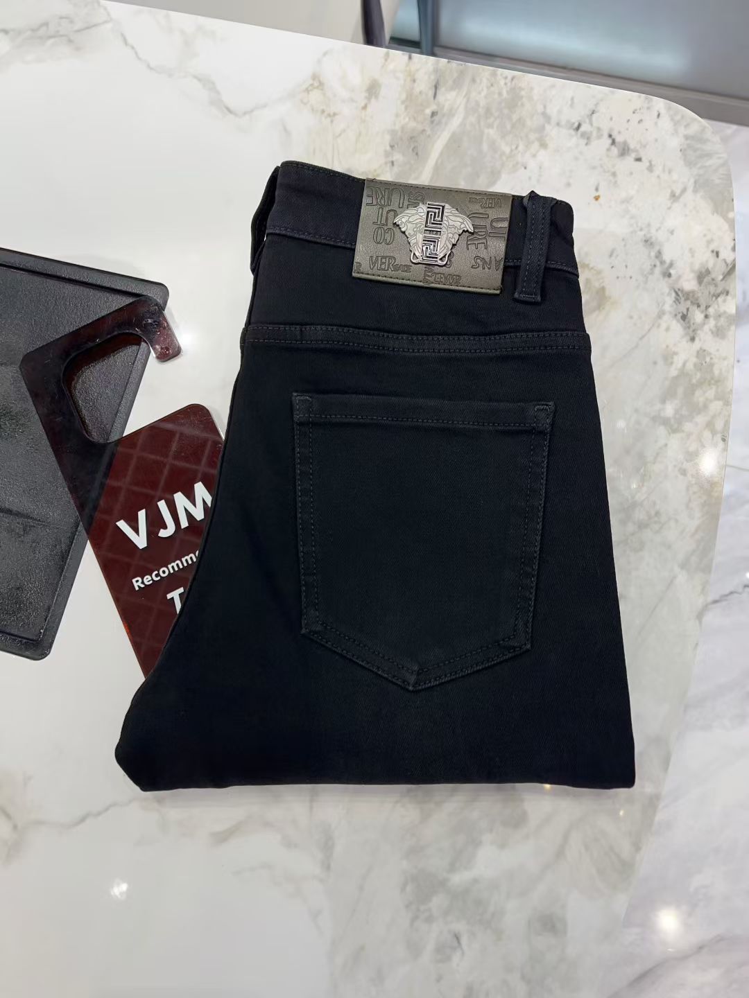 NO:547575,Vsrsac*e 2025 autumn and winter new men's jeans. True classic, fashionable, durable and versatile style, no trend restrictions, high-end custom denim fabric, the fabric is washed with special garment and lightly hand-matte treatment, presenting a natural and mellow fresh effect, bringing a super soft touch, perfect combination and exquisite craftsmanship, the back pocket brand LOGO design perfectly echoes leather brand, full of luxury. Original tailoring, a must-have item for high-end series. Size 29 - 36 35.,,versace,jeans,alexander wang19860909Vsrsac*e 范思*哲 2025 秋冬新款男士牛仔裤.真正的经典时髦耐穿百搭款,无潮流限制,高级定制牛仔布料,面料经特殊成衣水洗与轻微手工磨砂处理,呈现自然醇尚的清新效果,带来超赞的柔和触感,完美合体修身,工艺精湛考究,后袋品牌LOGO设计,与皮牌完美相呼应,奢华感十足.原版剪裁,高端系列必入单品.尺码29 - 36 35.,,versace,jeans,alexander wang,Men's clothing