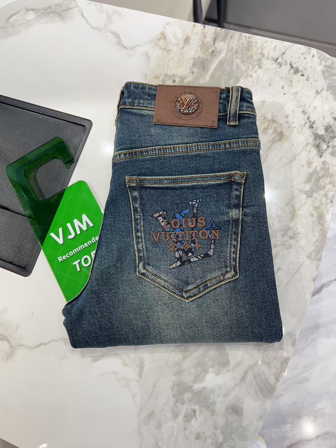 NO:547580,Louis Vuitt*n Louis Vuitt*n 2025 autumn and winter new men's jeans. True classic, fashionable, durable and versatile style, no trend restrictions, high-end custom denim fabric, the fabric is washed with special garment and light hand-matte treatment, presenting a natural and mellow fresh effect, bringing a super soft touch, perfect combination and exquisite craftsmanship, the back pocket brand LOGO design perfectly echoes the leather brand, full of luxury. Original tailoring, a must-have item for high-end series. Size 29 - 36 35.,,louis vuitton,louis vuitton,jeans,alexander wang19860909Louis Vuitt*n 路易*威登 2025 秋冬新款男士牛仔裤.真正的经典时髦耐穿百搭款,无潮流限制,高级定制牛仔布料,面料经特殊成衣水洗与轻微手工磨砂处理,呈现自然醇尚的清新效果,带来超赞的柔和触感,完美合体修身,工艺精湛考究,后袋品牌LOGO设计,与皮牌完美相呼应,奢华感十足.原版剪裁,高端系列必入单品.尺码29 - 36 35.,,louis vuitton,louis vuitton,jeans,alexander wang,Men's clothing