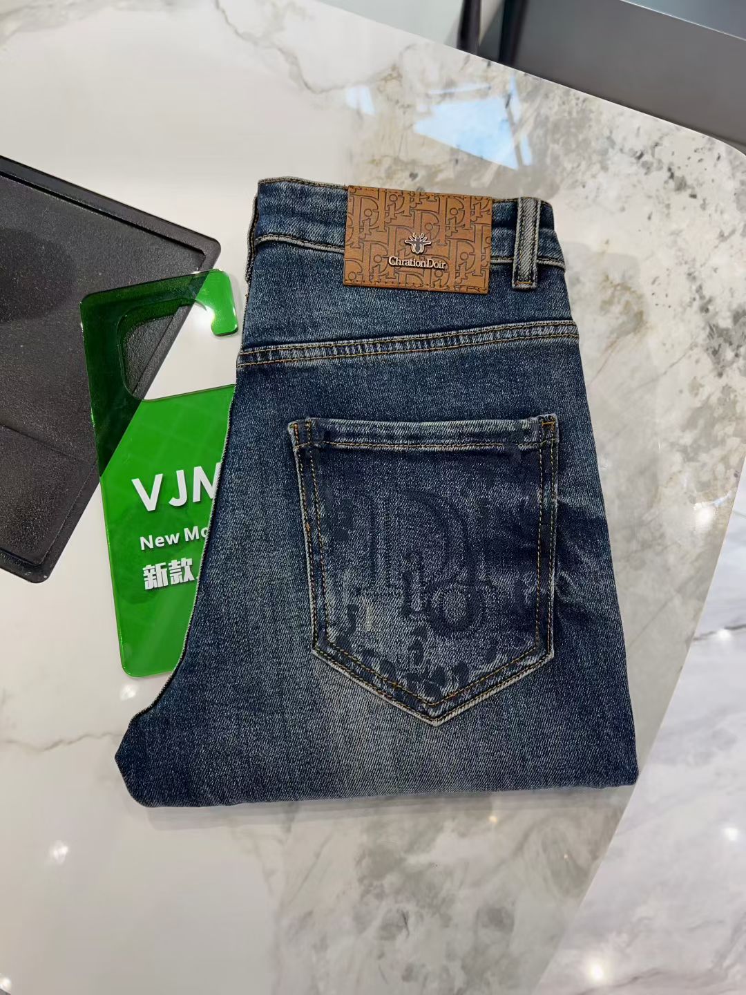 NO:547585,DIO*R 2025 new autumn and winter men's jeans. A true classic, fashionable, durable and versatile style with no trend restrictions, advanced custom denim fabric. The fabric has been specially washed and slightly hand-brushed to present a natural and elegant fresh effect, bringing a great soft touch, perfect fit and slim fit, exquisite craftsmanship, brand LOGO design on the back pocket, perfectly echoing the leather brand, full of luxury. Original cut, a must-have item in the high-end series. Size 29 -  36 35.,,dior,jeans,alexander wang19860909DIO*R 迪*奥 2025 秋冬新款男士牛仔裤.真正的经典时髦耐穿百搭款,无潮流限制,高级定制牛仔布料,面料经特殊成衣水洗与轻微手工磨砂处理,呈现自然醇尚的清新效果,带来超赞的柔和触感,完美合体修身,工艺精湛考究,后袋品牌LOGO设计,与皮牌完美相呼应,奢华感十足.原版剪裁,高端系列必入单品.尺码29 - 36 35.,,dior,jeans,alexander wang,Men's clothing