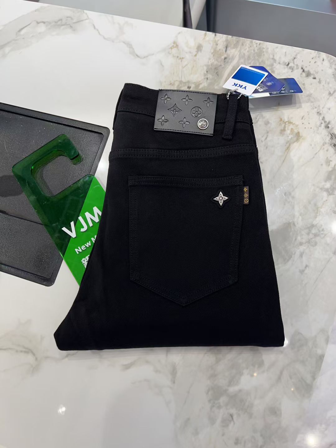 NO:547589,Louis Vuitt*n Louis Vuitt*n 2025 autumn and winter new men's jeans. True classic, fashionable, durable and versatile style, no trend restrictions, high-end custom denim fabric, the fabric is washed with special garment and light hand-matte treatment, presenting a natural and mellow fresh effect, bringing a super soft touch, perfect combination and exquisite craftsmanship, the back pocket brand LOGO design perfectly echoes the leather brand, full of luxury. Original tailoring, a must-have item for high-end series. Size 29 - 36 35.,,louis vuitton,louis vuitton,jeans,alexander wang19860909Louis Vuitt*n 路易*威登 2025 秋冬新款男士牛仔裤.真正的经典时髦耐穿百搭款,无潮流限制,高级定制牛仔布料,面料经特殊成衣水洗与轻微手工磨砂处理,呈现自然醇尚的清新效果,带来超赞的柔和触感,完美合体修身,工艺精湛考究,后袋品牌LOGO设计,与皮牌完美相呼应,奢华感十足.原版剪裁,高端系列必入单品.尺码29 - 36 35.,,louis vuitton,louis vuitton,jeans,alexander wang,Men's clothing