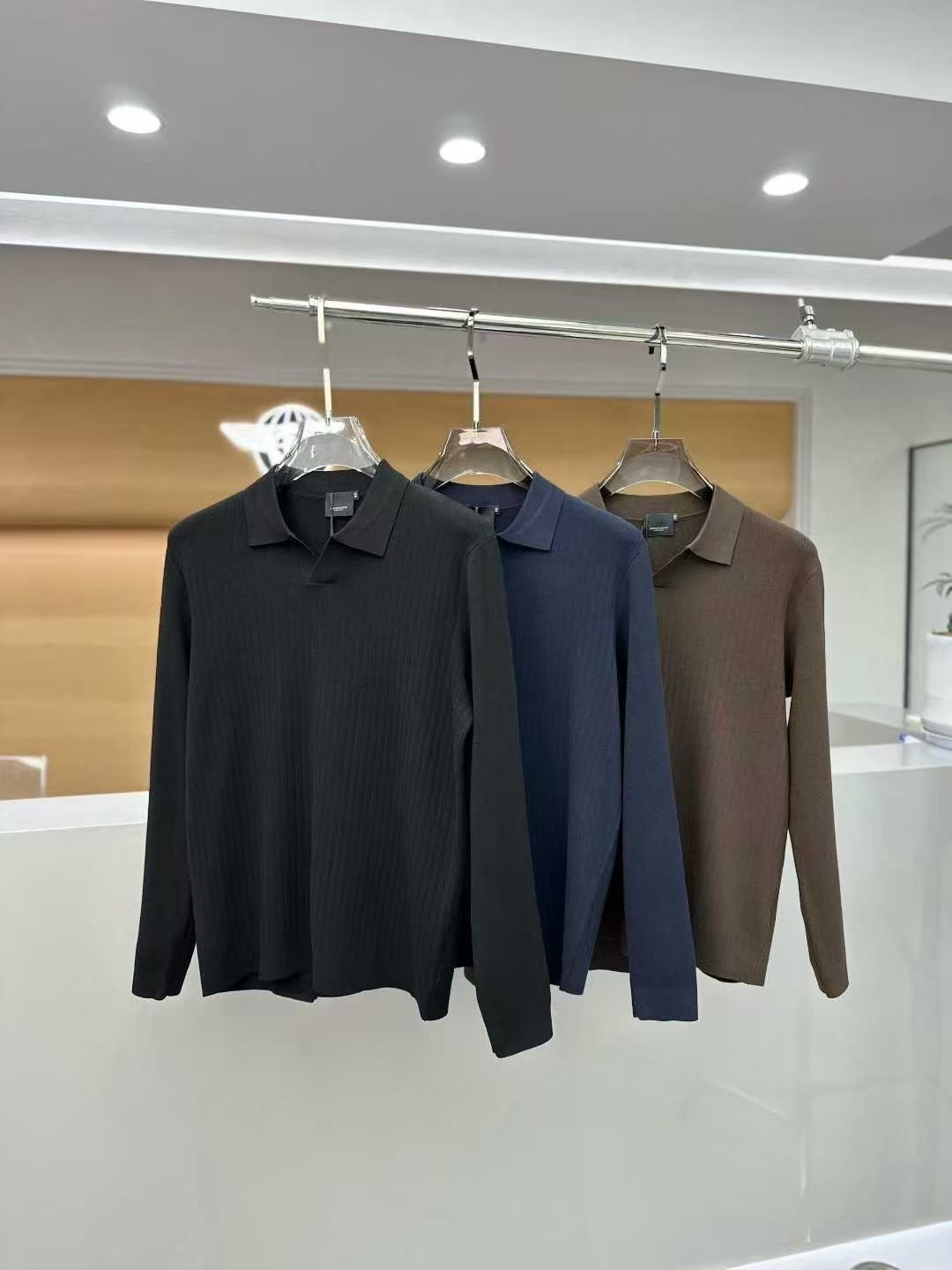 NO:549328,Burber*y 2025 autumn and winter new men's casual wool sweater, the latest cabinet series, on sale series. From a big-name first-tier factory, the quality is perfect enough!  A very well-tuned item, high-end custom fabric, comfortable and breathable characteristics are highly favored. The whole body is full of LOGO design, and the upper body effect is excellent!  The original cut and the details show the style of a big brand. This season's equipment will be collected with your eyes closed!  Size 48-56, maximum wearable 190 catties., burberry, burberry, alexander wang19860909Burber*y 巴宝*莉 2025 秋冬新款男士休闲羊毛衫,最新上柜系列,在售系列.来自大佬级的一线工厂,品相足够完美！非常有调调的一款单品,高级定制面料,舒适与透气特性备受青睐.通体满花LOGO设计,上身效果超赞！原版剪裁,细节尽显大牌范,这一季闭眼就收的装备！尺码48- 56,最大可穿190斤.,,burberry,burberry,alexander wang,Men's clothing