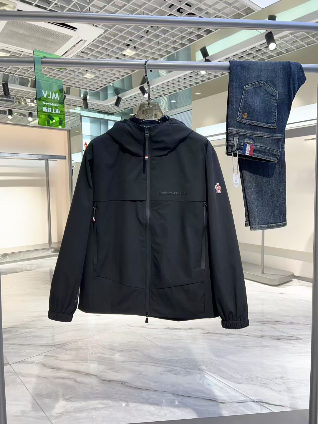 NO:524225,Moncl*r Meng*kou New autumn and winter men's casual hooded jacket. The latest cabinet series, on sale series. From a big-name first-tier factory, the quality is perfect enough!  A very well-tuned item, high-end custom fabric, comfortable and breathable characteristics are highly favored. The whole body is full of LOGO design, and the upper body effect is excellent!  The original cut and the details show the style of a big brand. This season's equipment will be collected with your eyes closed!  Size 48 - 56, maximum wearable 190 catties.,, jackets & coats, hats, alexander wang19860909Moncl*r 蒙*口 秋冬新款男士休闲连帽外套.最新上柜系列,在售系列.来自大佬级的一线工厂,品相足够完美！非常有调调的一款单品,高级定制面料,舒适与透气特性备受青睐.通体满花LOGO设计,上身效果超赞！原版剪裁,细节尽显大牌范,这一季闭眼就收的装备！尺码48 - 56,最大可穿190斤.,,jackets & coats,hats,alexander wang,Men's clothing