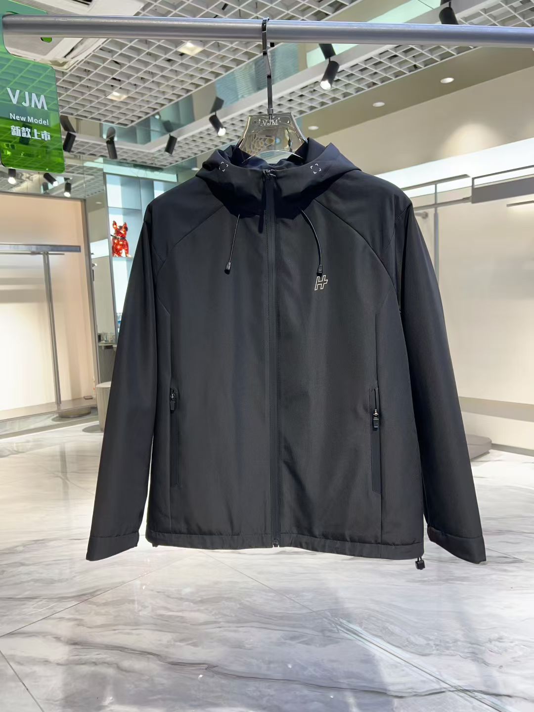 NO:524227,HERME*S Aima*S New autumn and winter men's casual hooded jacket. The latest cabinet series, on sale series. From a big-name first-tier factory, the quality is perfect enough!  A very well-tuned item, high-end custom fabric, comfortable and breathable characteristics are highly favored. The whole body is full of LOGO design, and the upper body effect is excellent!  The original cut and the details show the style of a big brand. This season's equipment will be collected with your eyes closed!  Size 48 - 56, maximum wearable 190 catties.,,hermes,hermes,jackets & coats,hats,alexander wang19860909HERME*S 爱马*仕 秋冬新款男士休闲连帽外套.最新上柜系列,在售系列.来自大佬级的一线工厂,品相足够完美！非常有调调的一款单品,高级定制面料,舒适与透气特性备受青睐.通体满花LOGO设计,上身效果超赞！原版剪裁,细节尽显大牌范,这一季闭眼就收的装备！尺码48 - 56,最大可穿190斤.,,hermes,hermes,jackets & coats,hats,alexander wang,Men's clothing