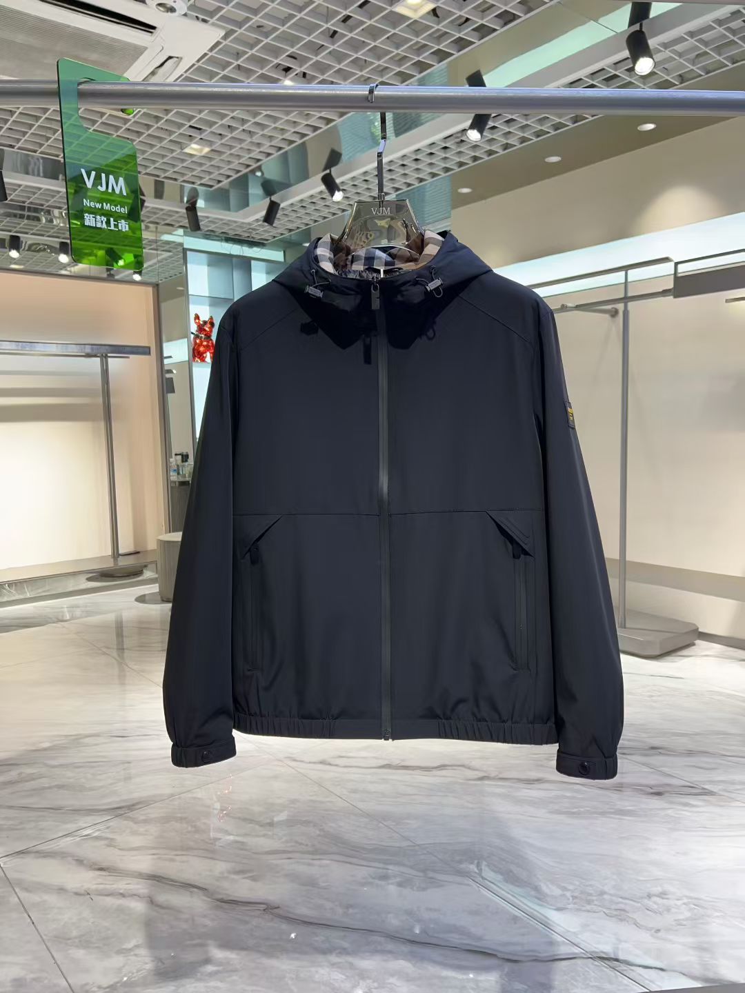 NO:547632,Burber*y 2025 autumn and winter new men's casual hooded jacket. The latest series on the counter, the series on sale. From the first-line factory of the boss, the quality is perfect!  A very stylish item, made of high-end custom-made fabrics, popular for its comfort and breathability. It has a full-body floral LOGO design, and the upper body effect is great!  The original tailoring, the details are full of big-name style, this season's equipment you can just close your eyes and put it away!  Size 48 - 56, can wear up to 190 pounds.,,burberry,burberry,jackets & coats,hats,alexander wang19860909Burber*y 巴宝*莉 2025秋冬新款男士休闲连帽外套.最新上柜系列,在售系列.来自大佬级的一线工厂,品相足够完美！非常有调调的一款单品,高级定制面料,舒适与透气特性备受青睐.通体满花LOGO设计,上身效果超赞！原版剪裁,细节尽显大牌范,这一季闭眼就收的装备！尺码48 - 56,最大可穿190斤.,,burberry,burberry,jackets & coats,hats,alexander wang,Men's clothing