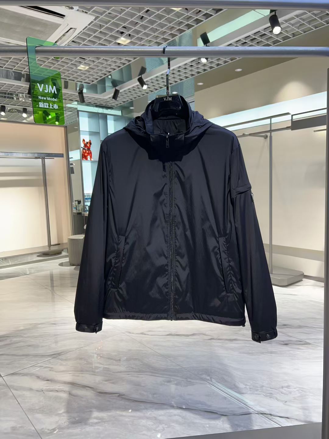 NO:568672,PRA*A 2025 autumn and winter new men's casual hooded jacket. The latest series on the counter, the series on sale. From the first-line factory of the boss, the quality is perfect!  A very stylish item, made of high-end custom-made fabrics, popular for its comfort and breathability. It has a full-body floral LOGO design, and the upper body effect is great!  The original tailoring, the details are full of big-name style, this season's equipment you can just close your eyes and put it away!  Size 48 - 56, can wear up to 190 pounds.,,prada,prada,jackets & coats,hats,alexander wang19860909PRA*A 普拉*达 2025秋冬新款男士休闲连帽外套.最新上柜系列,在售系列.来自大佬级的一线工厂,品相足够完美！非常有调调的一款单品,高级定制面料,舒适与透气特性备受青睐.通体满花LOGO设计,上身效果超赞！原版剪裁,细节尽显大牌范,这一季闭眼就收的装备！尺码48 - 56,最大可穿190斤.,,prada,prada,jackets & coats,hats,alexander wang,Men's clothing