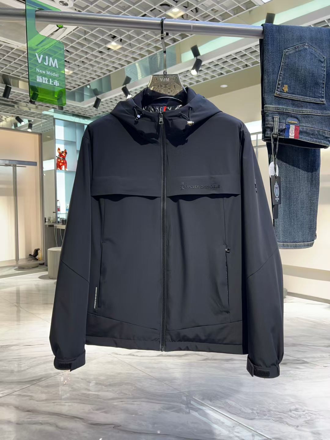 NO:547642,Moncl*r Meng*kou 2025 autumn and winter new men's casual hooded jacket. The latest cabinet series, on sale series. From a big-name first-tier factory, the quality is perfect enough!  A very well-tuned item, high-end custom fabric, comfortable and breathable characteristics are highly favored. The whole body is full of LOGO design, and the upper body effect is excellent!  The original cut and the details show the style of a big brand. This season's equipment will be collected with your eyes closed!  Size 48 - 56, maximum wearable 190 catties.,, jackets & coats, hats, alexander wang19860909Moncl*r 蒙*口 2025秋冬新款男士休闲连帽外套.最新上柜系列,在售系列.来自大佬级的一线工厂,品相足够完美！非常有调调的一款单品,高级定制面料,舒适与透气特性备受青睐.通体满花LOGO设计,上身效果超赞！原版剪裁,细节尽显大牌范,这一季闭眼就收的装备！尺码48 - 56,最大可穿190斤.,,jackets & coats,hats,alexander wang,Men's clothing