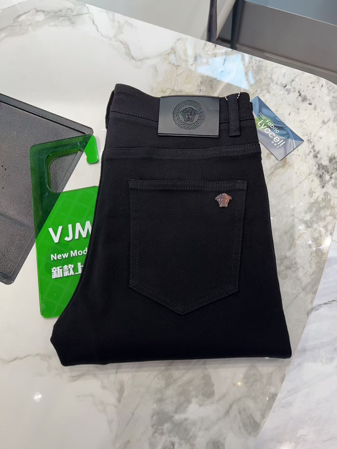 NO:527412,Vsrsac*e New autumn and winter men's jeans. True classic, fashionable, durable and versatile style, no trend restrictions, high-end custom denim fabric, the fabric is washed with special garment and lightly hand-matte treatment, presenting a natural and mellow fresh effect, bringing a super soft touch, perfect combination and exquisite craftsmanship, the back pocket brand LOGO design perfectly echoes leather brand, full of luxury. Original tailoring, a must-have item for high-end series. Size 29 - 36 35.,,versace,jeans,alexander wang19860909Vsrsac*e 范思*哲 秋冬新款男士牛仔裤.真正的经典时髦耐穿百搭款,无潮流限制,高级定制牛仔布料,面料经特殊成衣水洗与轻微手工磨砂处理,呈现自然醇尚的清新效果,带来超赞的柔和触感,完美合体修身,工艺精湛考究,后袋品牌LOGO设计,与皮牌完美相呼应,奢华感十足.原版剪裁,高端系列必入单品.尺码29 - 36 35.,,versace,jeans,alexander wang,Men's clothing