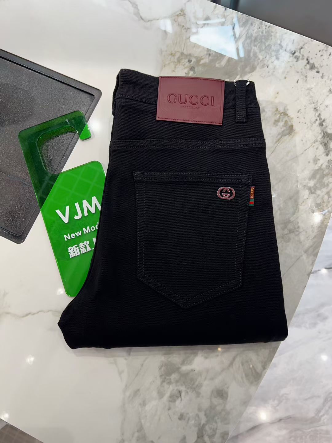 NO:527413,Guc*I New autumn and winter men's jeans. True classic, fashionable, durable and versatile style, no trend restrictions, high-end custom denim fabrics, the fabric is washed with special garment and lightly hand-matte treatment, presenting a natural and mellow fresh effect, bringing a super soft touch, perfect combination and exquisite craftsmanship, the back pocket brand LOGO design perfectly echoes leather brand, full of luxury. Original tailoring, a must-have item for high-end series. Size 29 - 36 35.,,gucci,jeans,alexander wang19860909Guc*I 古*奇 秋冬新款男士牛仔裤.真正的经典时髦耐穿百搭款,无潮流限制,高级定制牛仔布料,面料经特殊成衣水洗与轻微手工磨砂处理,呈现自然醇尚的清新效果,带来超赞的柔和触感,完美合体修身,工艺精湛考究,后袋品牌LOGO设计,与皮牌完美相呼应,奢华感十足.原版剪裁,高端系列必入单品.尺码29 - 36 35.,,gucci,jeans,alexander wang,Men's clothing