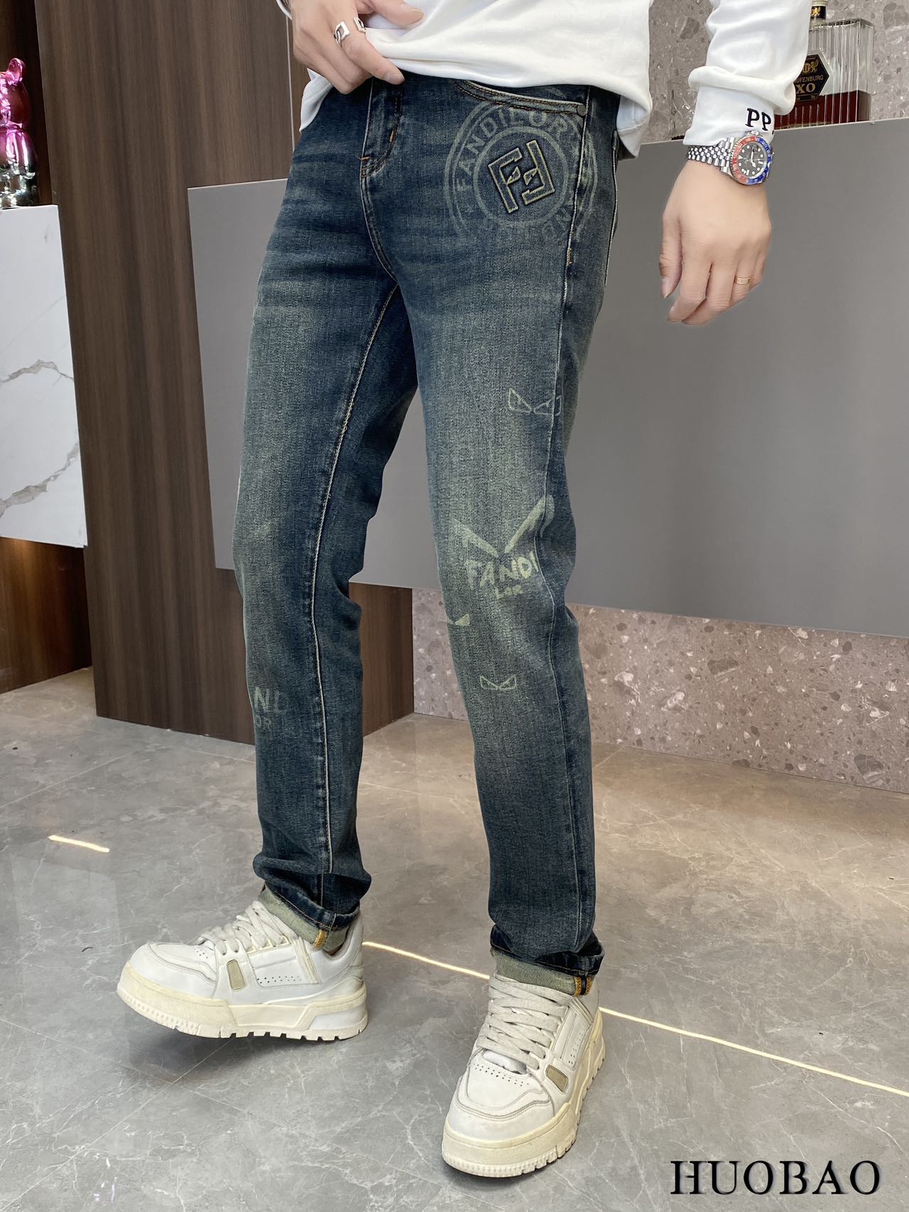 NO:539052,FEN*I 2025 Autumn and Winter New Men's Jeans. True classic, fashionable, durable and versatile style, no trend restrictions, high-end custom denim fabric, the fabric is washed with special garment and lightly hand-matte treatment, presenting a natural and mellow fresh effect, bringing a super soft touch, perfect combination and exquisite craftsmanship, the back pocket brand LOGO design perfectly echoes leather brand, full of luxury. Original tailoring, a must-have item for high-end series. Size 29 - 36 35.,,fendi,jeans,alexander wang19860909FEN*I 芬*迪 2025 秋冬新款男士牛仔裤.真正的经典时髦耐穿百搭款,无潮流限制,高级定制牛仔布料,面料经特殊成衣水洗与轻微手工磨砂处理,呈现自然醇尚的清新效果,带来超赞的柔和触感,完美合体修身,工艺精湛考究,后袋品牌LOGO设计,与皮牌完美相呼应,奢华感十足.原版剪裁,高端系列必入单品.尺码29 - 36 35.,,fendi,jeans,alexander wang,Men's clothing